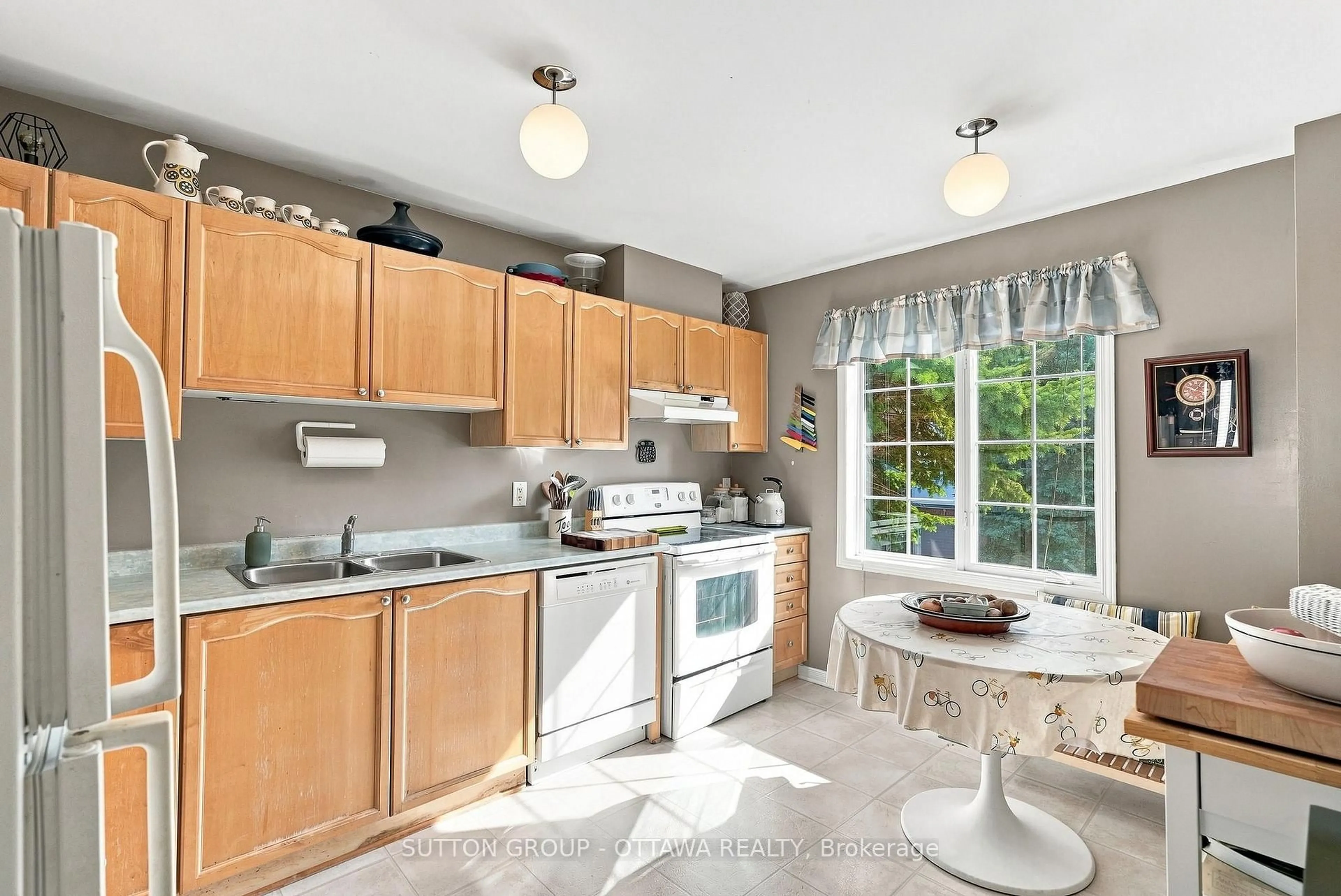 Standard kitchen, unknown for 22 Manhattan Cres, Ottawa Ontario K2C 4B4