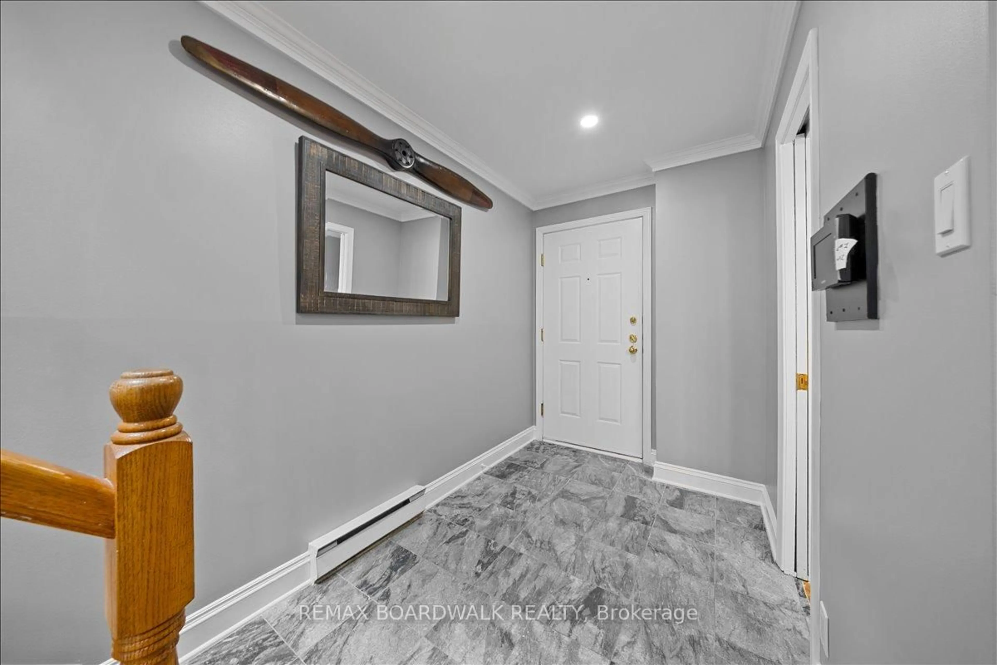 Indoor entryway for 222 Russell Ave #304, Ottawa Ontario K1N 7X5
