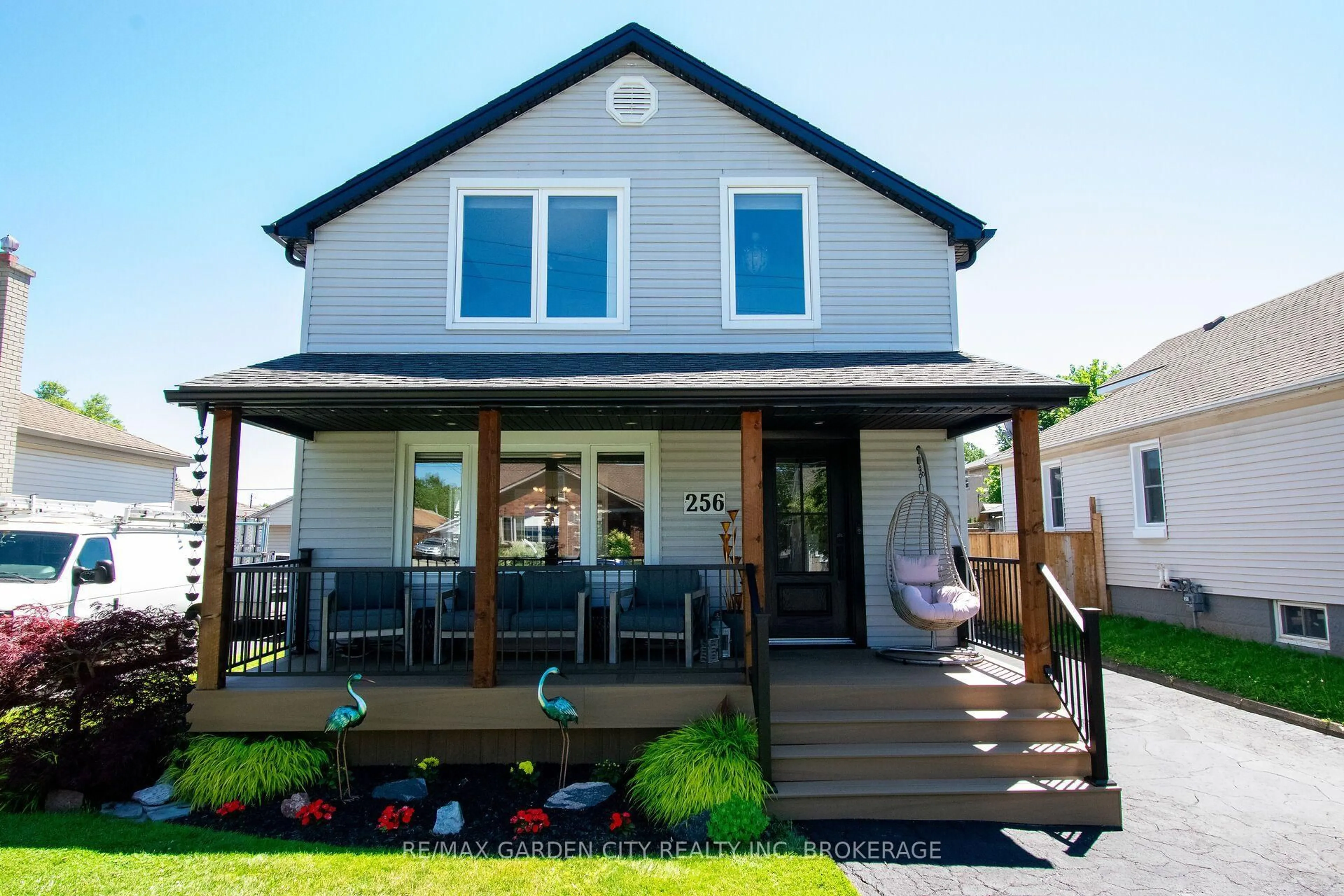 Home with vinyl exterior material, street for 256 SCHOLFIELD Ave, Welland Ontario L3B 1N7