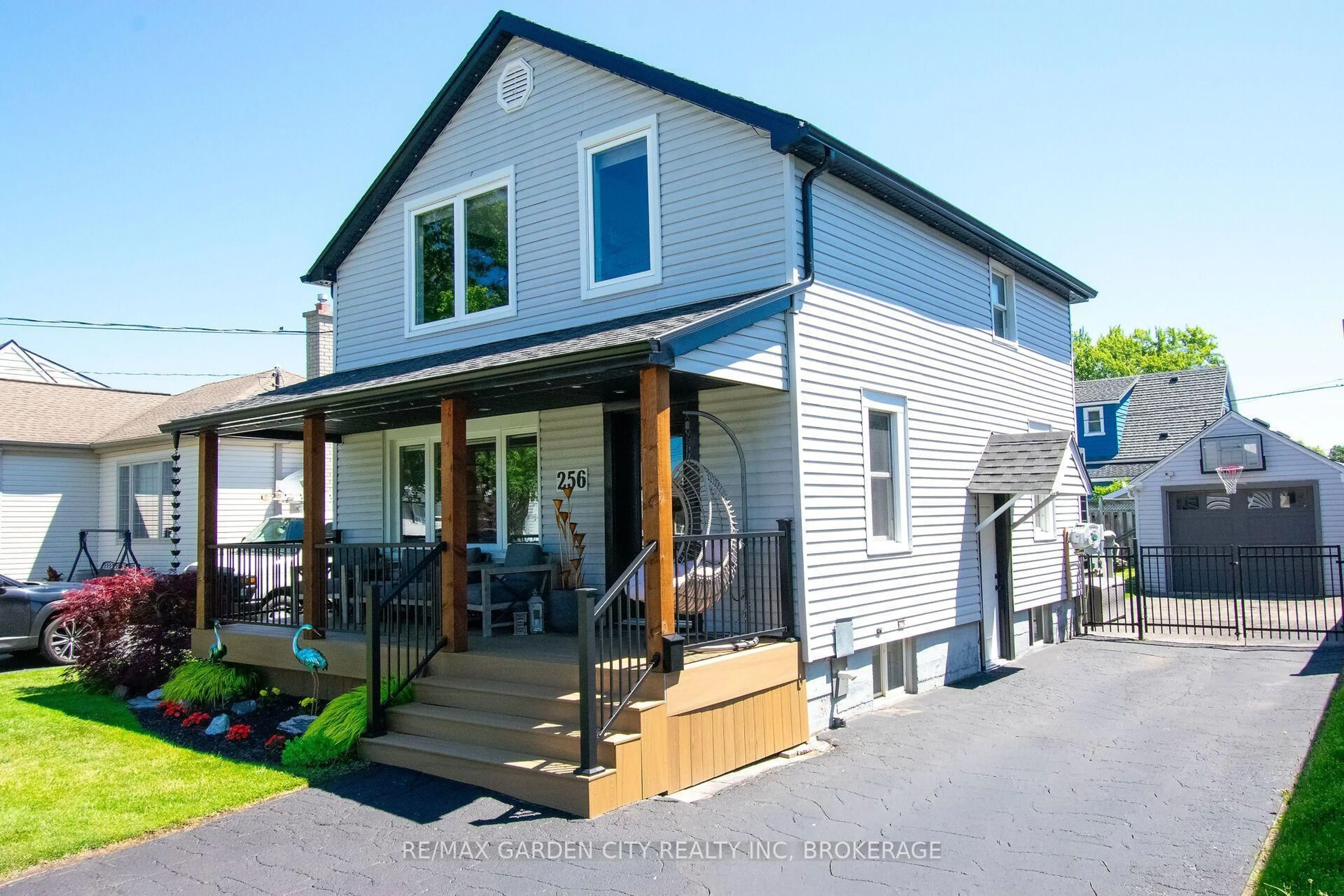 Home with vinyl exterior material, street for 256 SCHOLFIELD Ave, Welland Ontario L3B 1N7