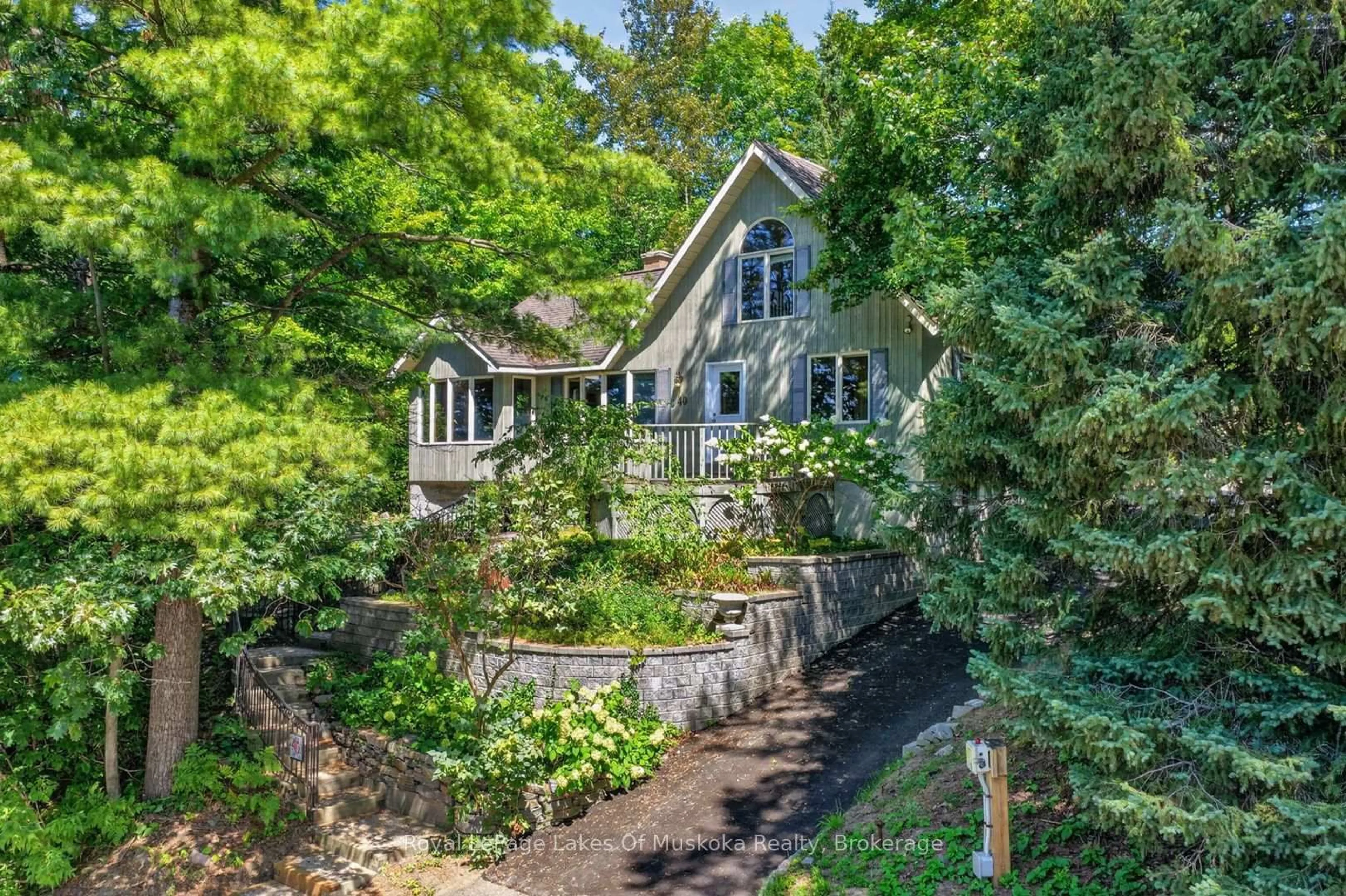 A pic from outside/outdoor area/front of a property/back of a property/a pic from drone, unknown for 40 Entrance Dr, Bracebridge Ontario P1L 1H2