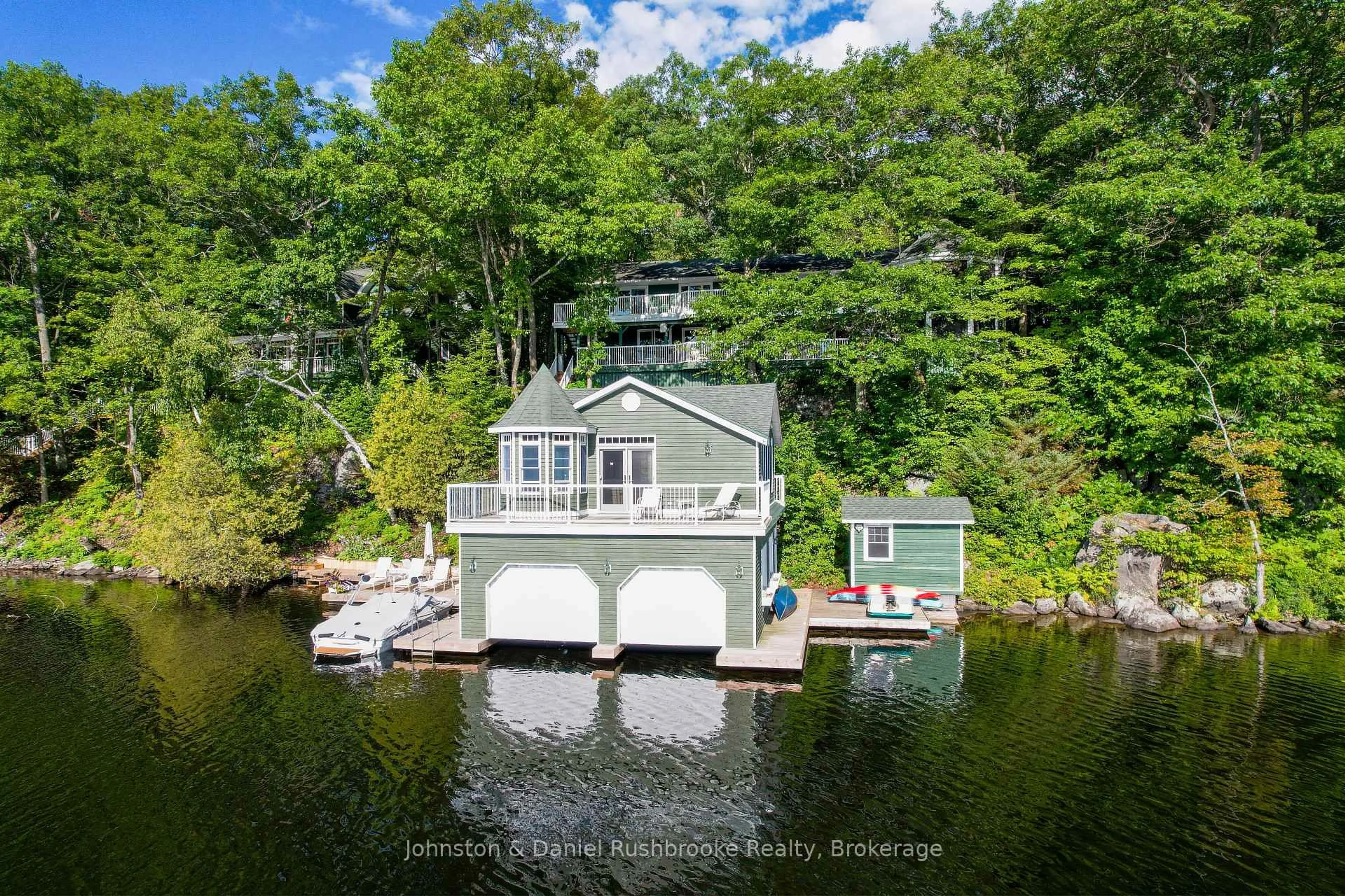 A pic from outside/outdoor area/front of a property/back of a property/a pic from drone, water/lake/river/ocean view for 1041 Ann St #4, Muskoka Lakes Ontario P1P 1R2