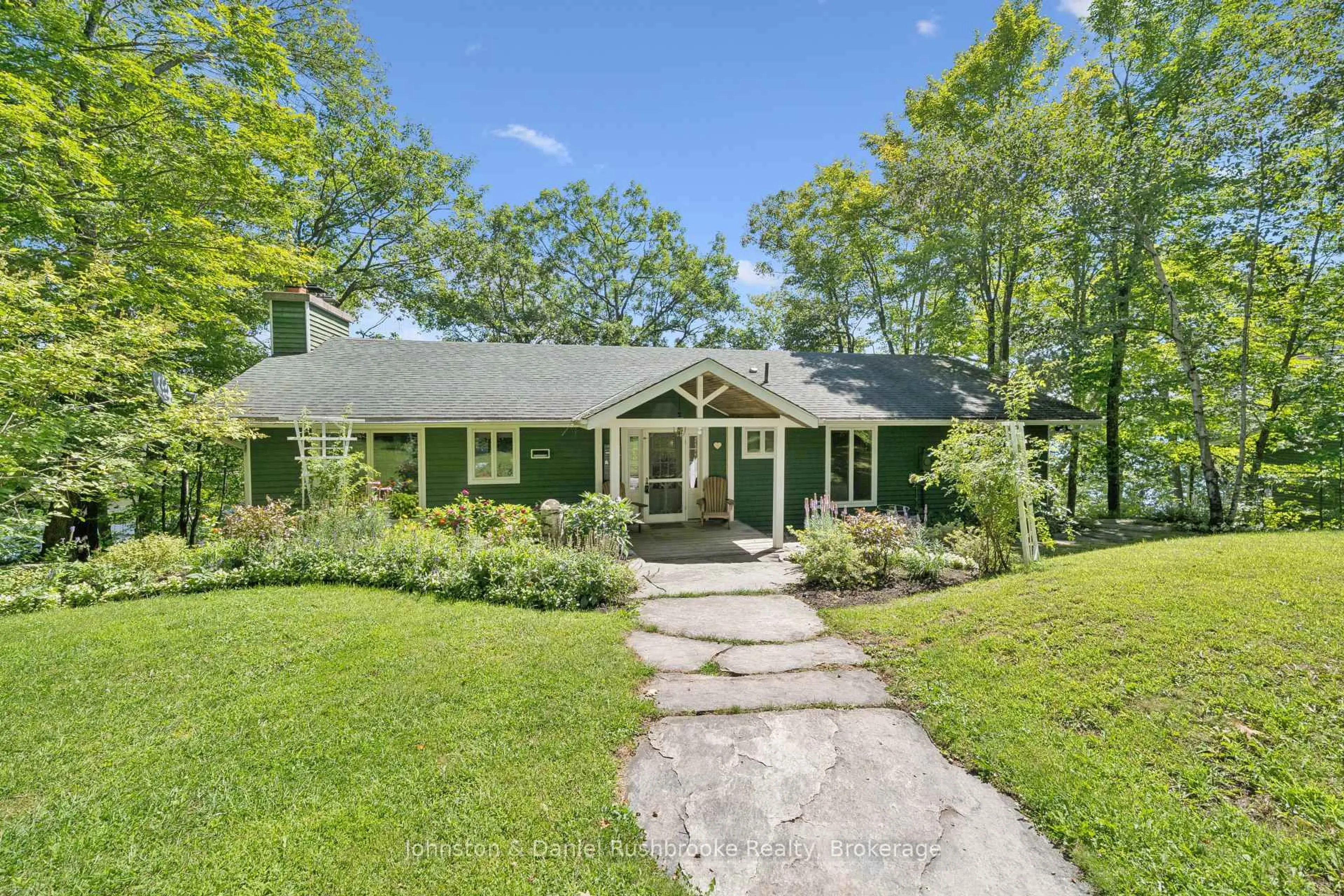 A pic from outside/outdoor area/front of a property/back of a property/a pic from drone, water/lake/river/ocean view for 1041 Ann St #4, Muskoka Lakes Ontario P1P 1R2