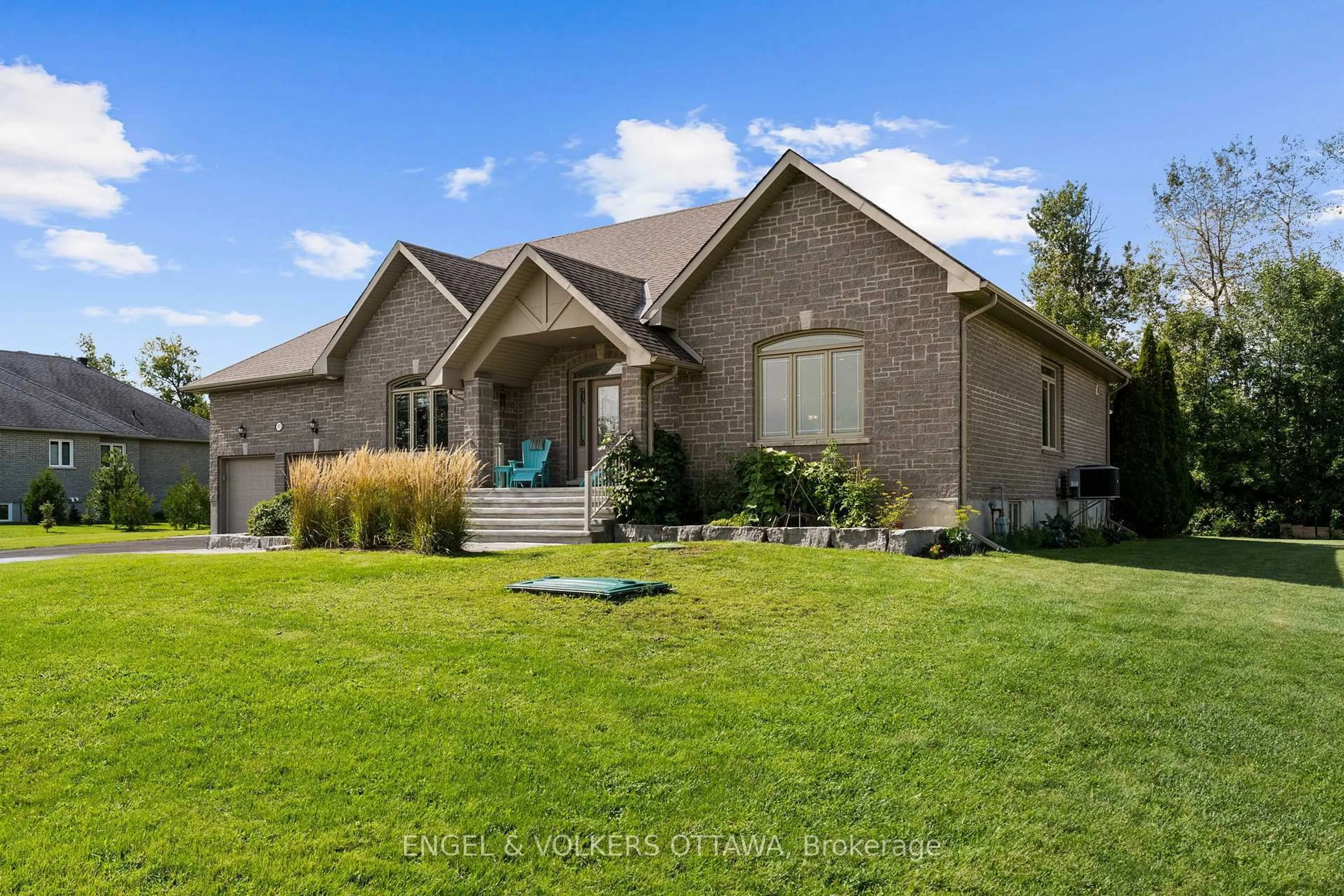 Home with brick exterior material, unknown for 557 Tullamore St, Ottawa Ontario K1X 0A2