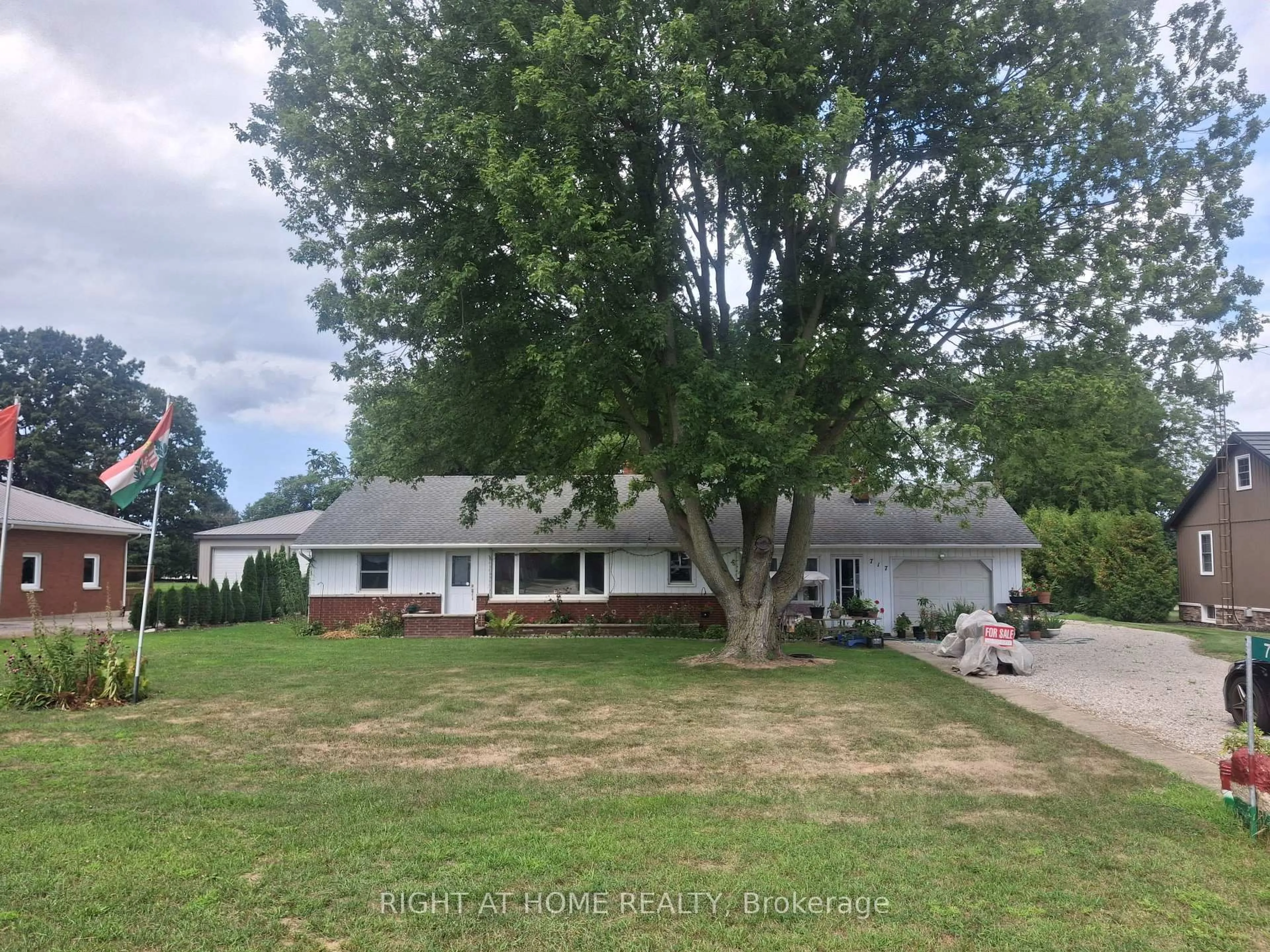 A pic from outside/outdoor area/front of a property/back of a property/a pic from drone, unknown for 717 Mersea Rd 6 Rd, Leamington Ontario N8H 3V8