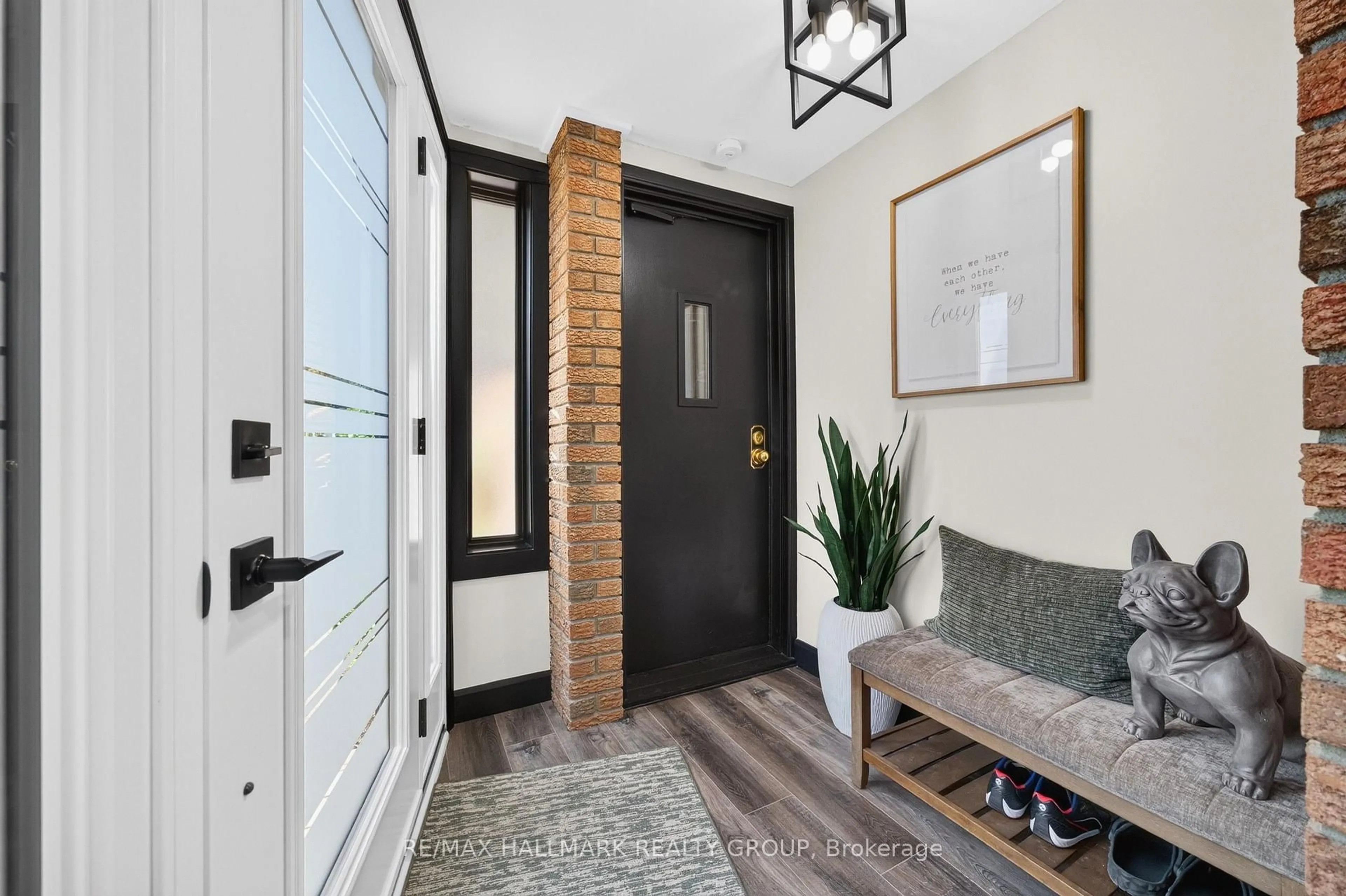 Indoor entryway for 1647 Boyer Rd, Ottawa Ontario K1C 3H6