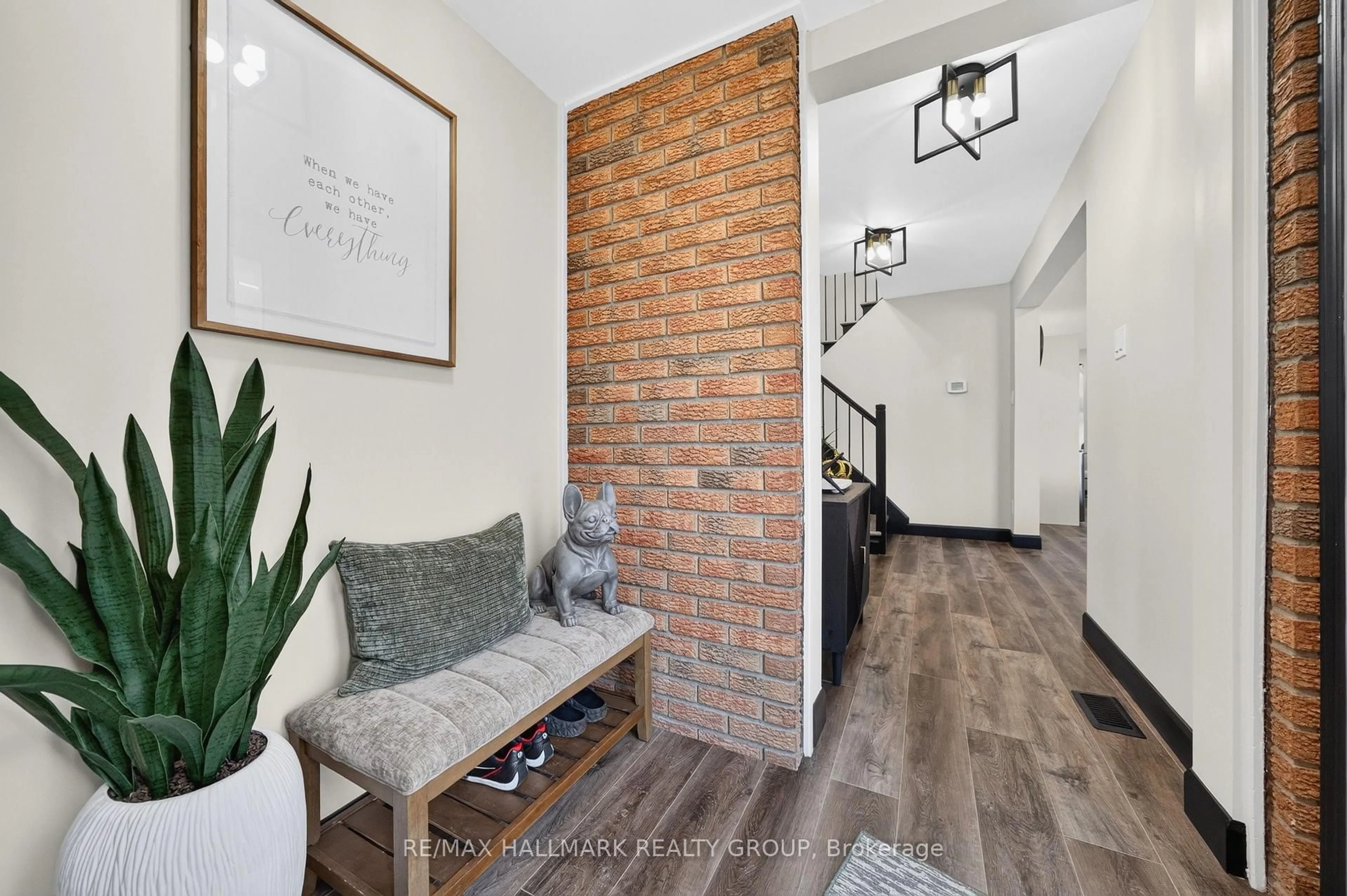Indoor entryway for 1647 Boyer Rd, Ottawa Ontario K1C 3H6