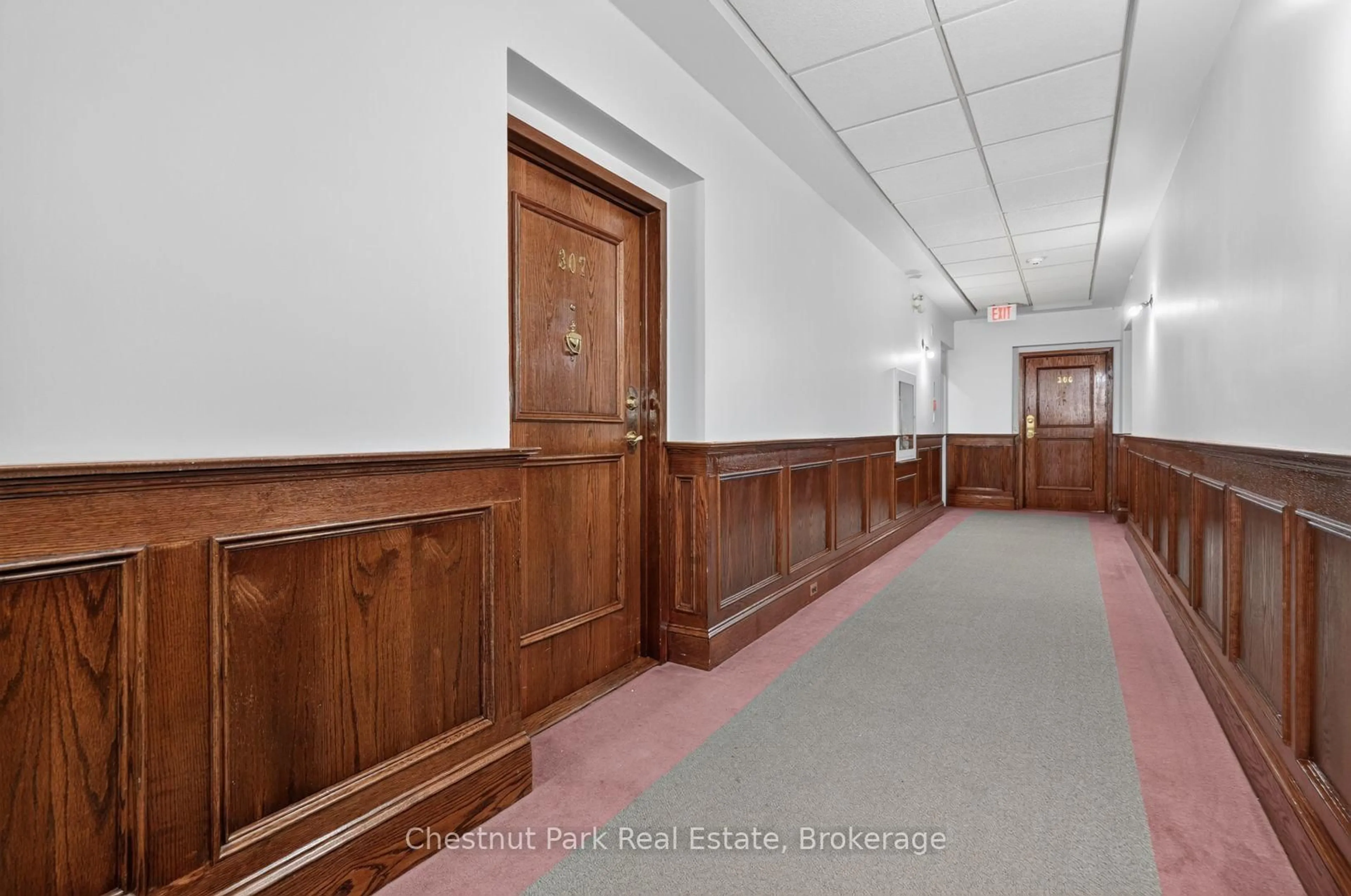Indoor foyer for 31 DAIRY Lane #307, Huntsville Ontario P1H 2L7