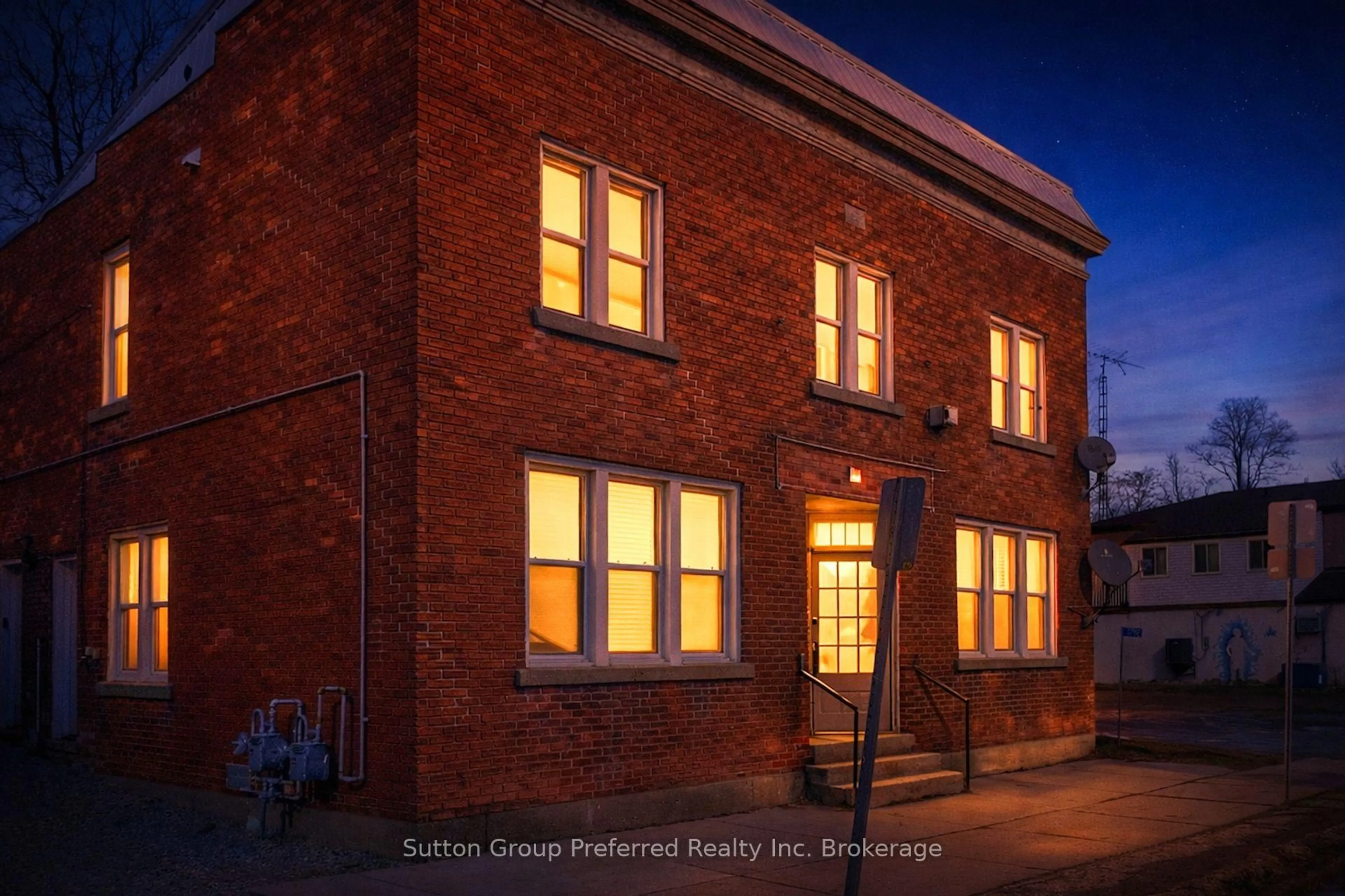 Home with brick exterior material, building for 1792 Longwoods Rd, Southwest Middlesex Ontario N0L 2N9