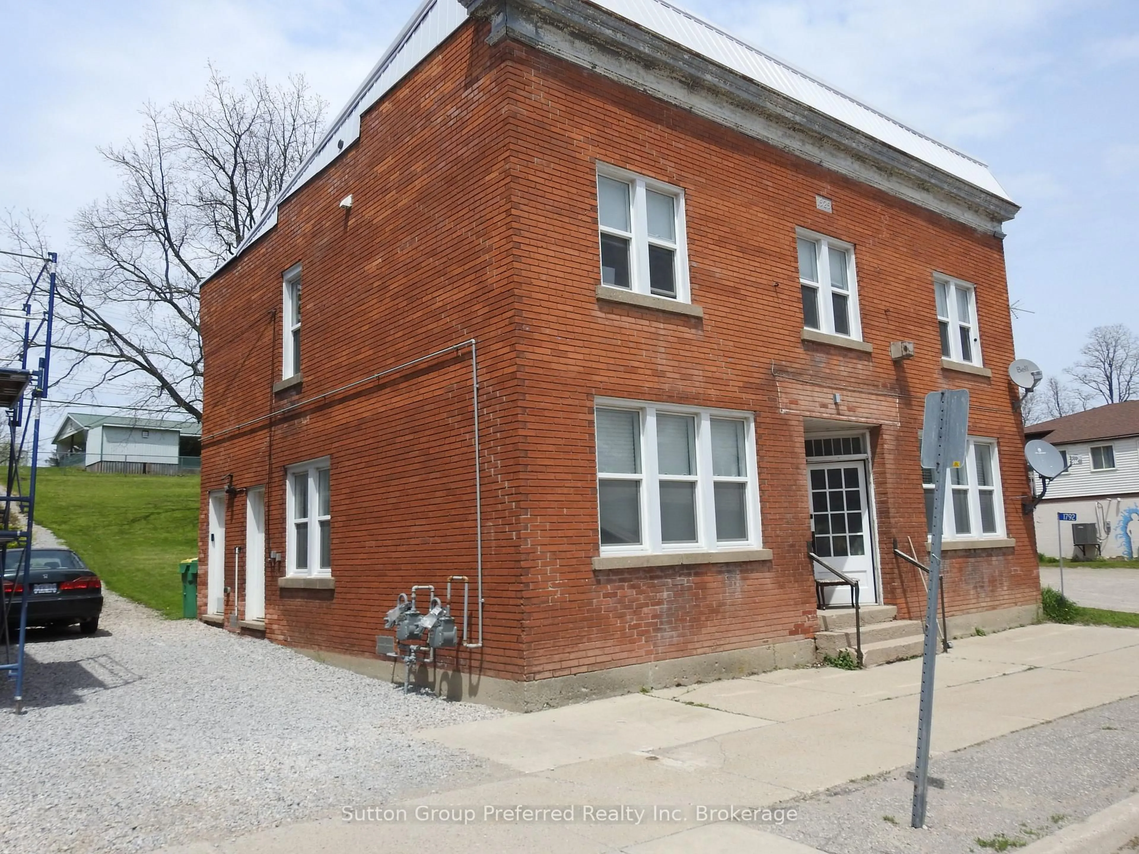 Home with brick exterior material, building for 1792 Longwoods Rd, Southwest Middlesex Ontario N0L 2N9