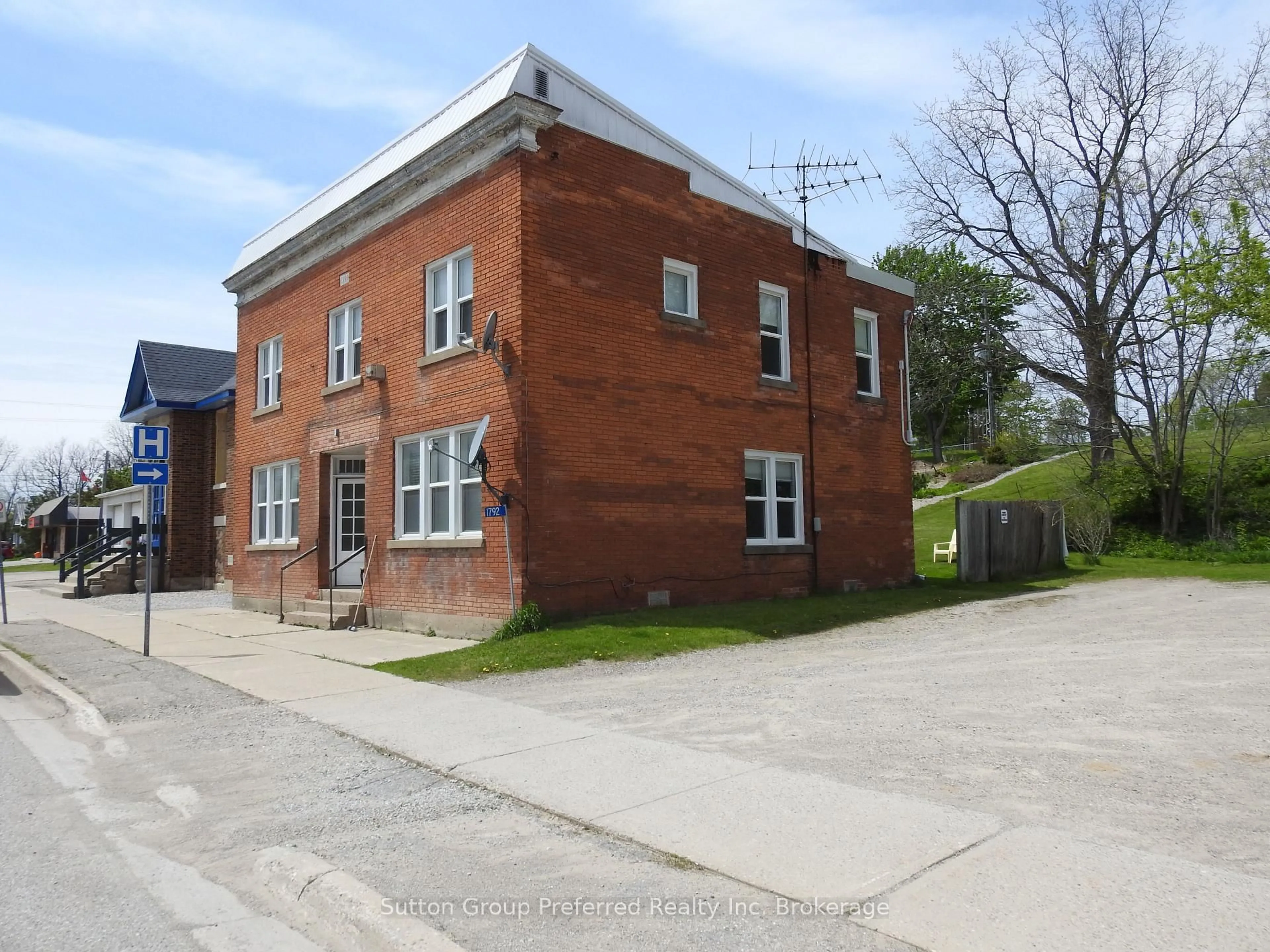 Home with brick exterior material, building for 1792 Longwoods Rd, Southwest Middlesex Ontario N0L 2N9