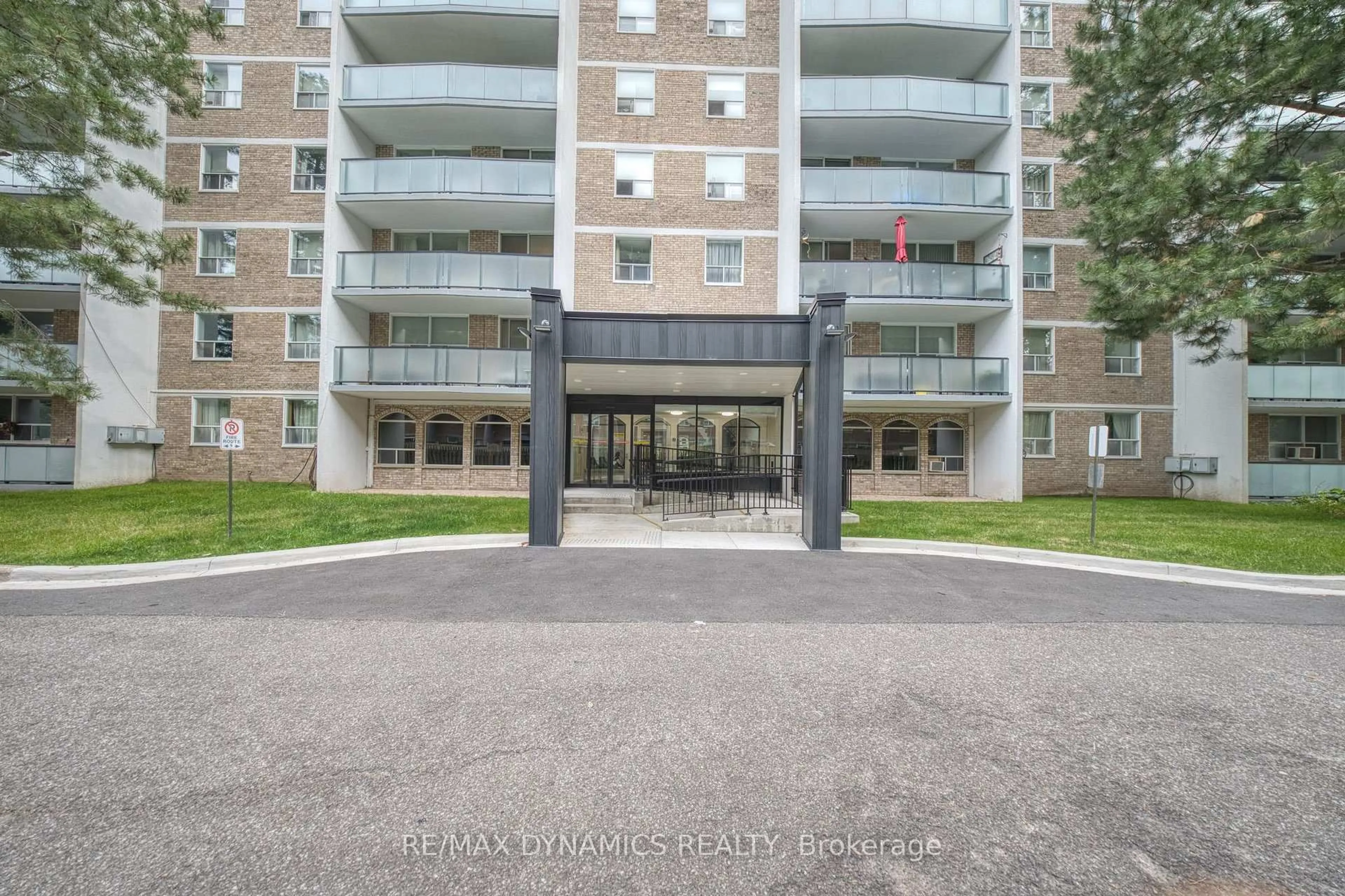 A pic from outside/outdoor area/front of a property/back of a property/a pic from drone, building for 359 Geneva St #309, St. Catharines Ontario L2N 2G5