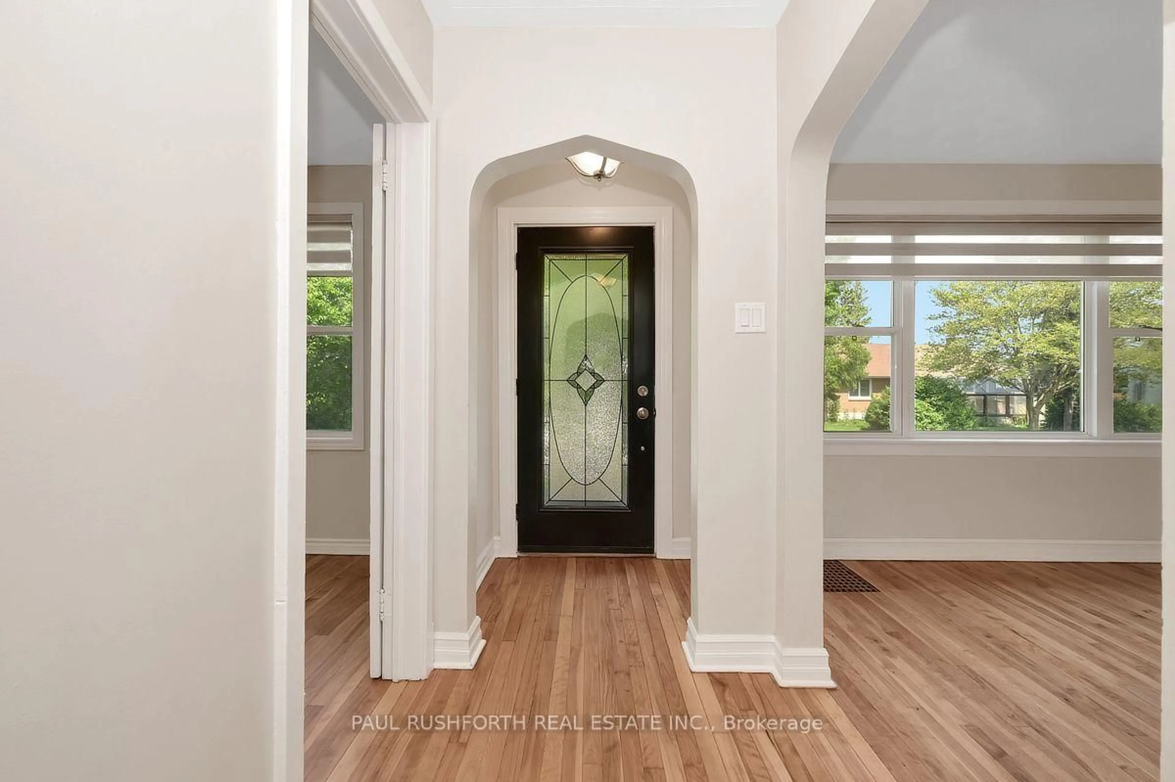 Indoor entryway for 1072 Richard Ave, Ottawa Ontario K1H 8C4