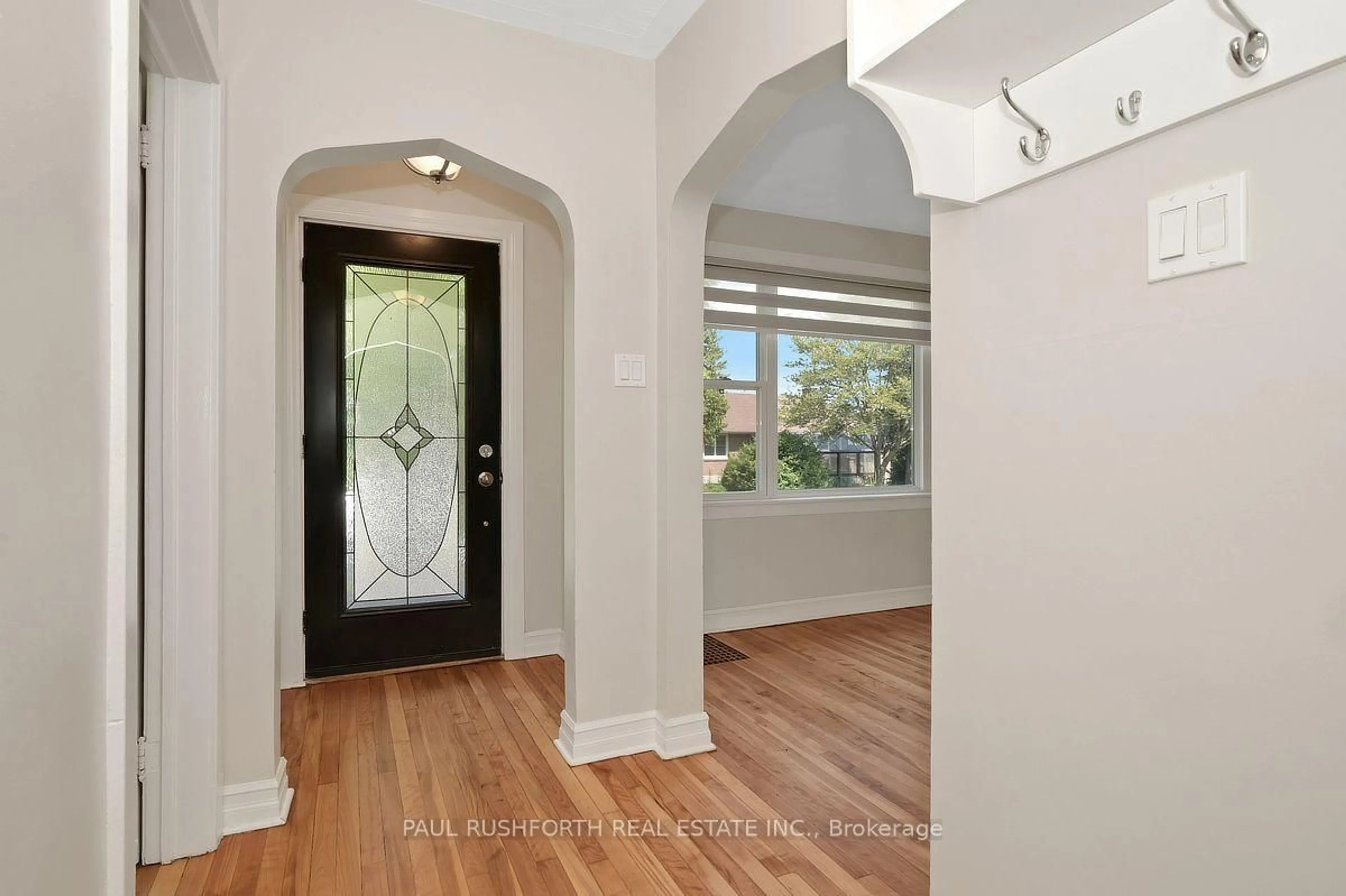 Indoor entryway for 1072 Richard Ave, Ottawa Ontario K1H 8C4