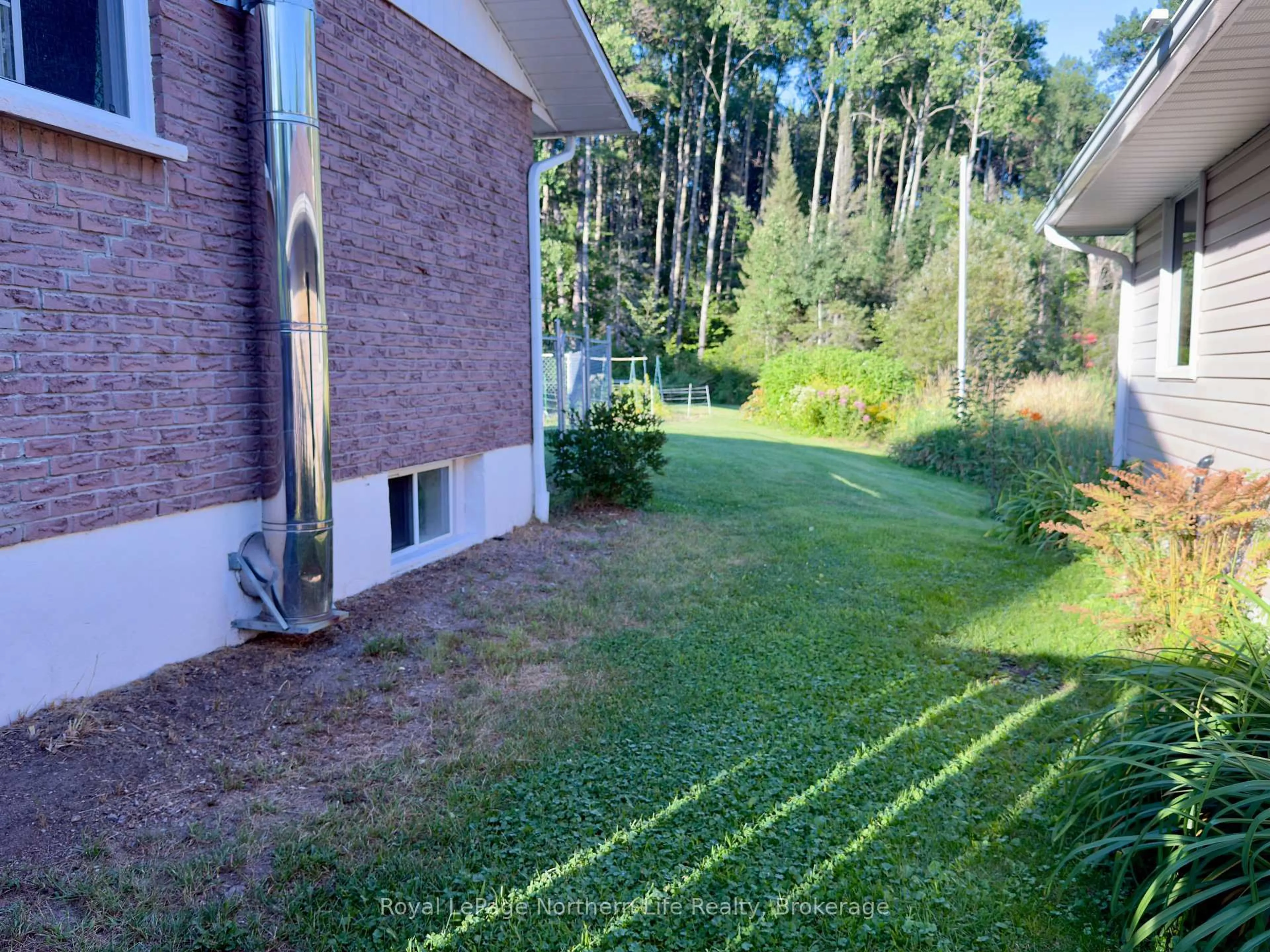 A pic from outside/outdoor area/front of a property/back of a property/a pic from drone, unknown for 87 Ridgemount Dr, East Ferris Ontario P0H 1K0