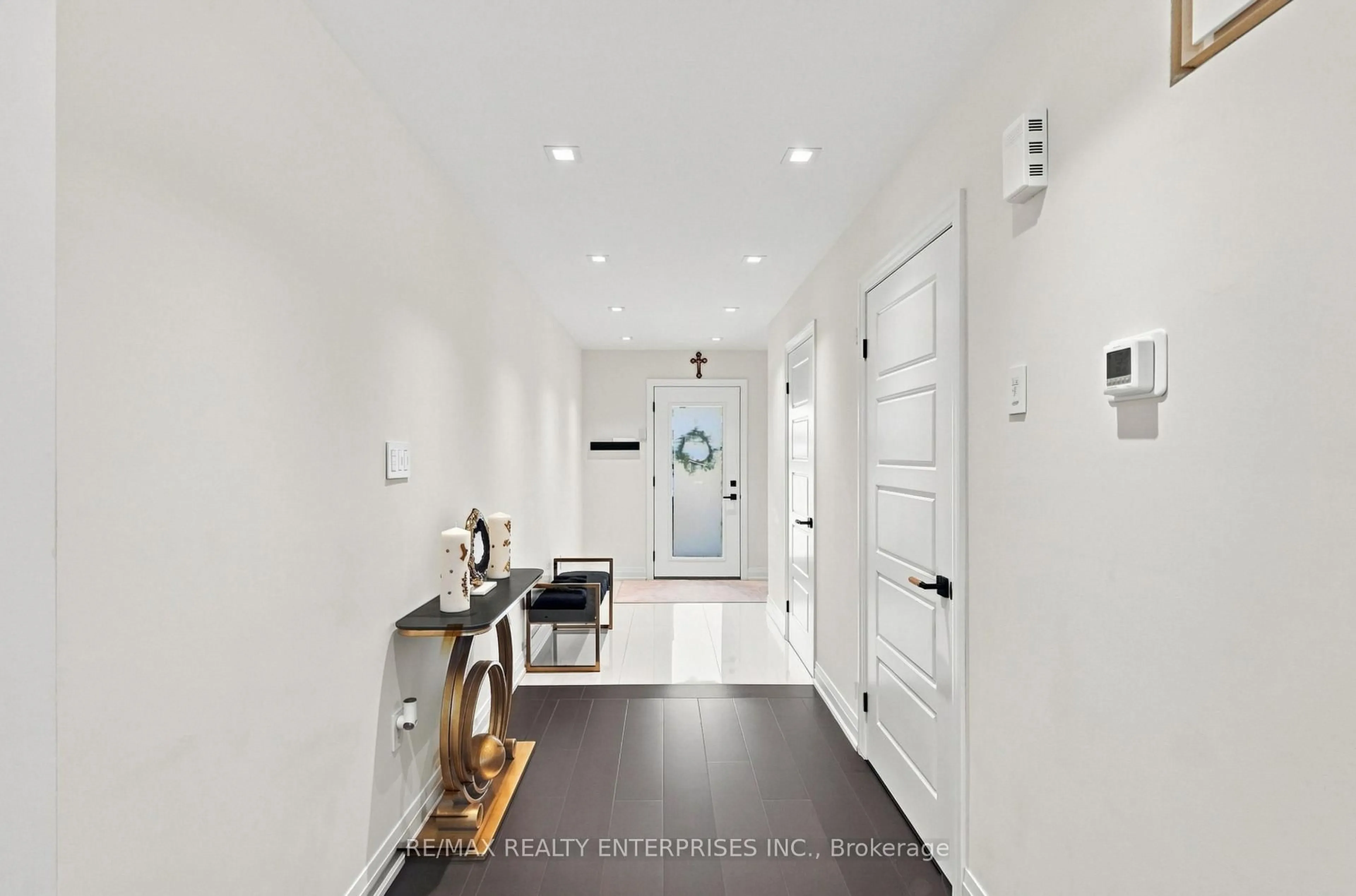 Indoor entryway for 19 Faith St, Cambridge Ontario N1T 0E9