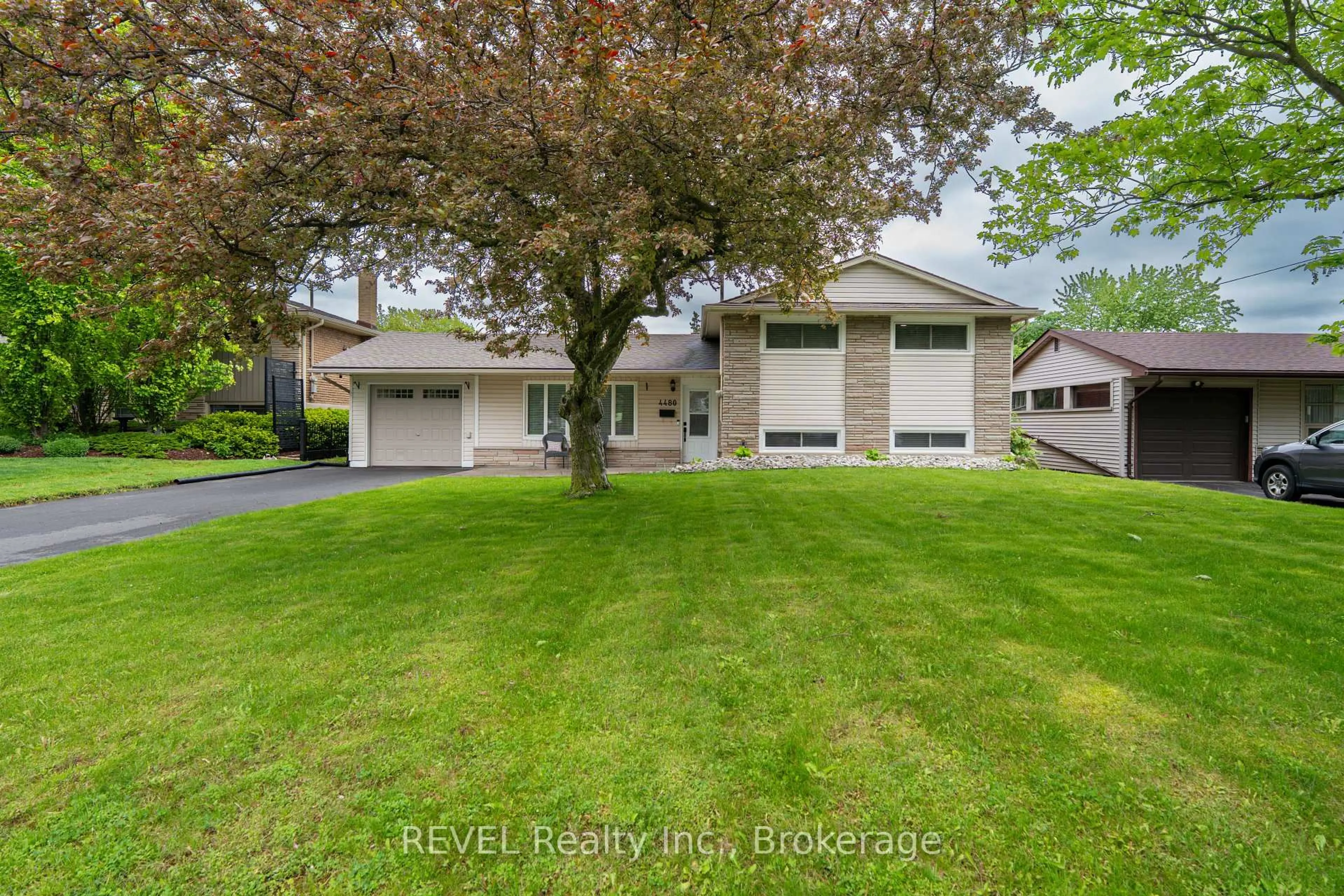 Home with vinyl exterior material, unknown for 4480 Queensway Gdns, Niagara Falls Ontario L2E 6P7