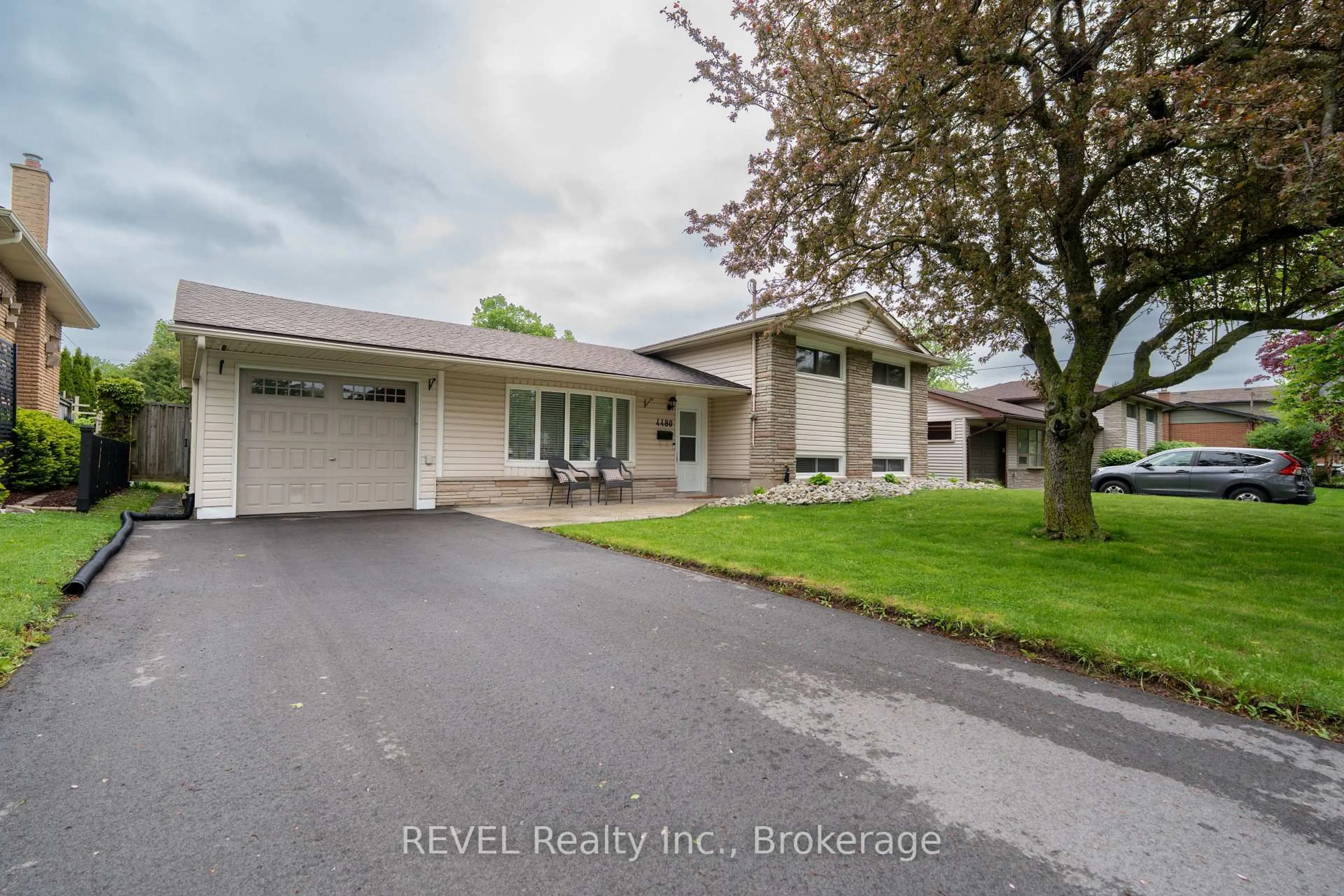 A pic from outside/outdoor area/front of a property/back of a property/a pic from drone, street for 4480 Queensway Gdns, Niagara Falls Ontario L2E 6P7