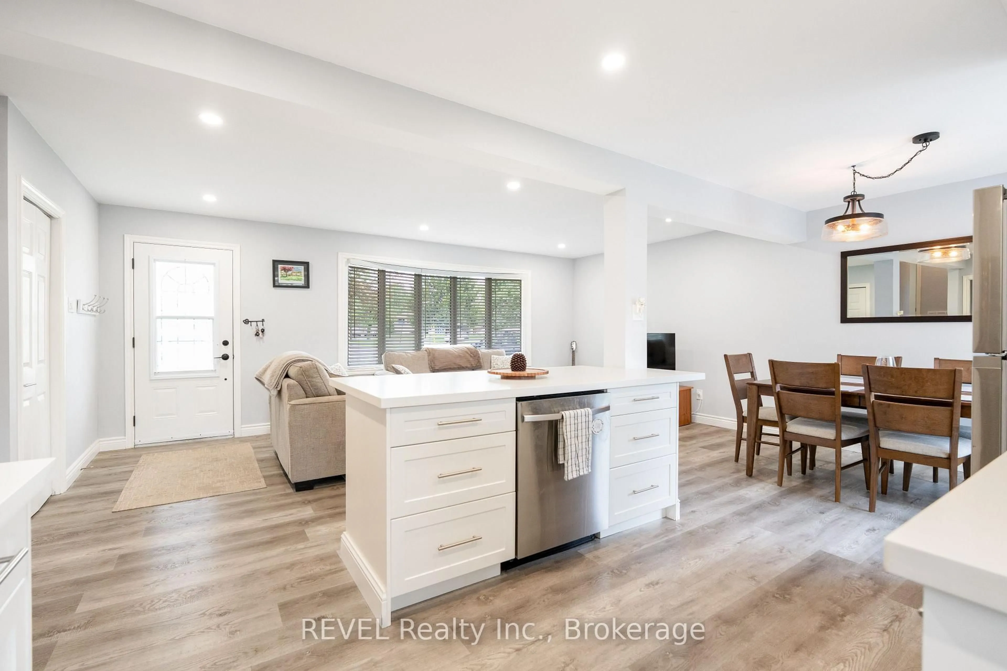 Open concept kitchen, unknown for 4480 Queensway Gdns, Niagara Falls Ontario L2E 6P7
