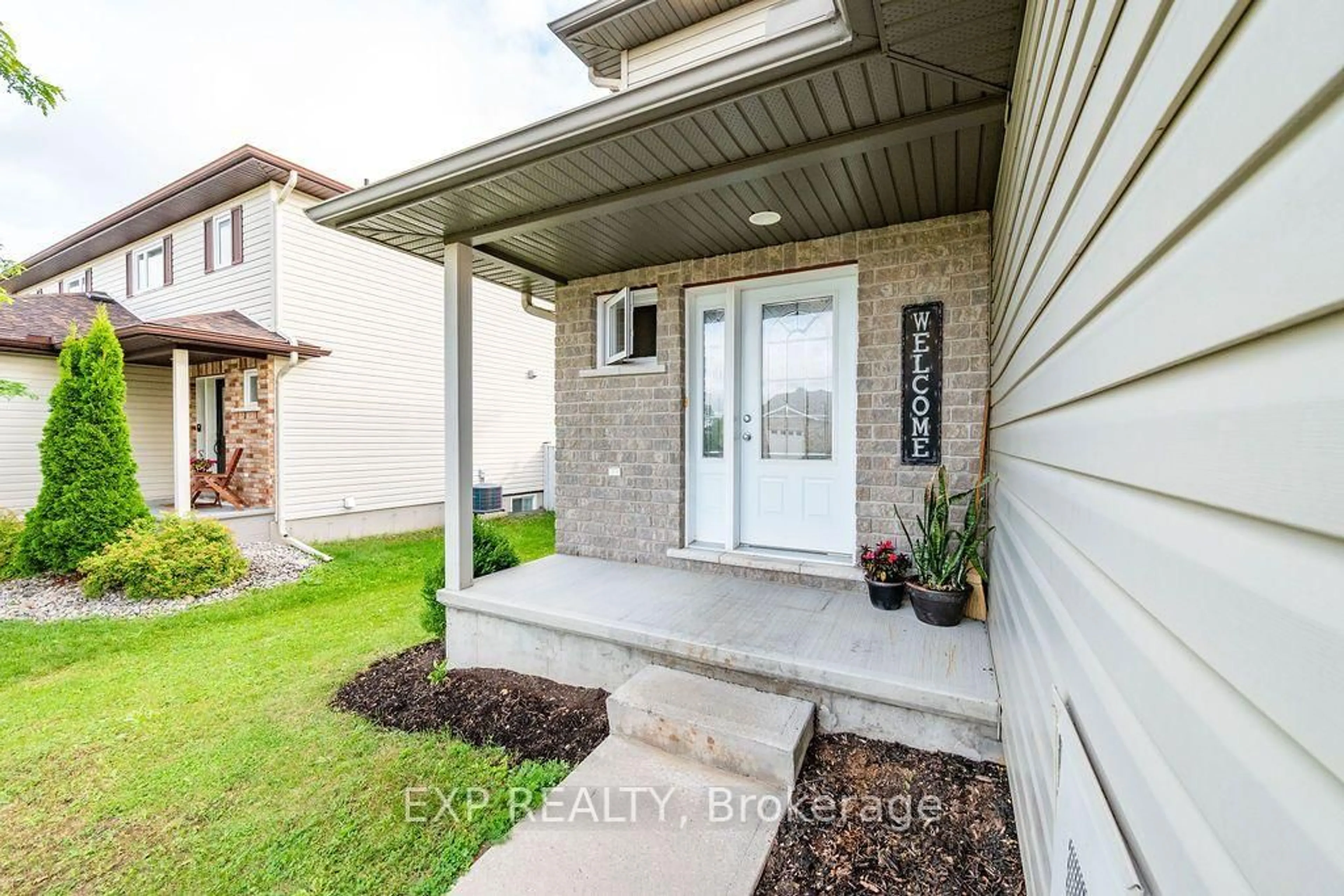 Indoor entryway for 131 Elk St, Renfrew Ontario K7V 0A1
