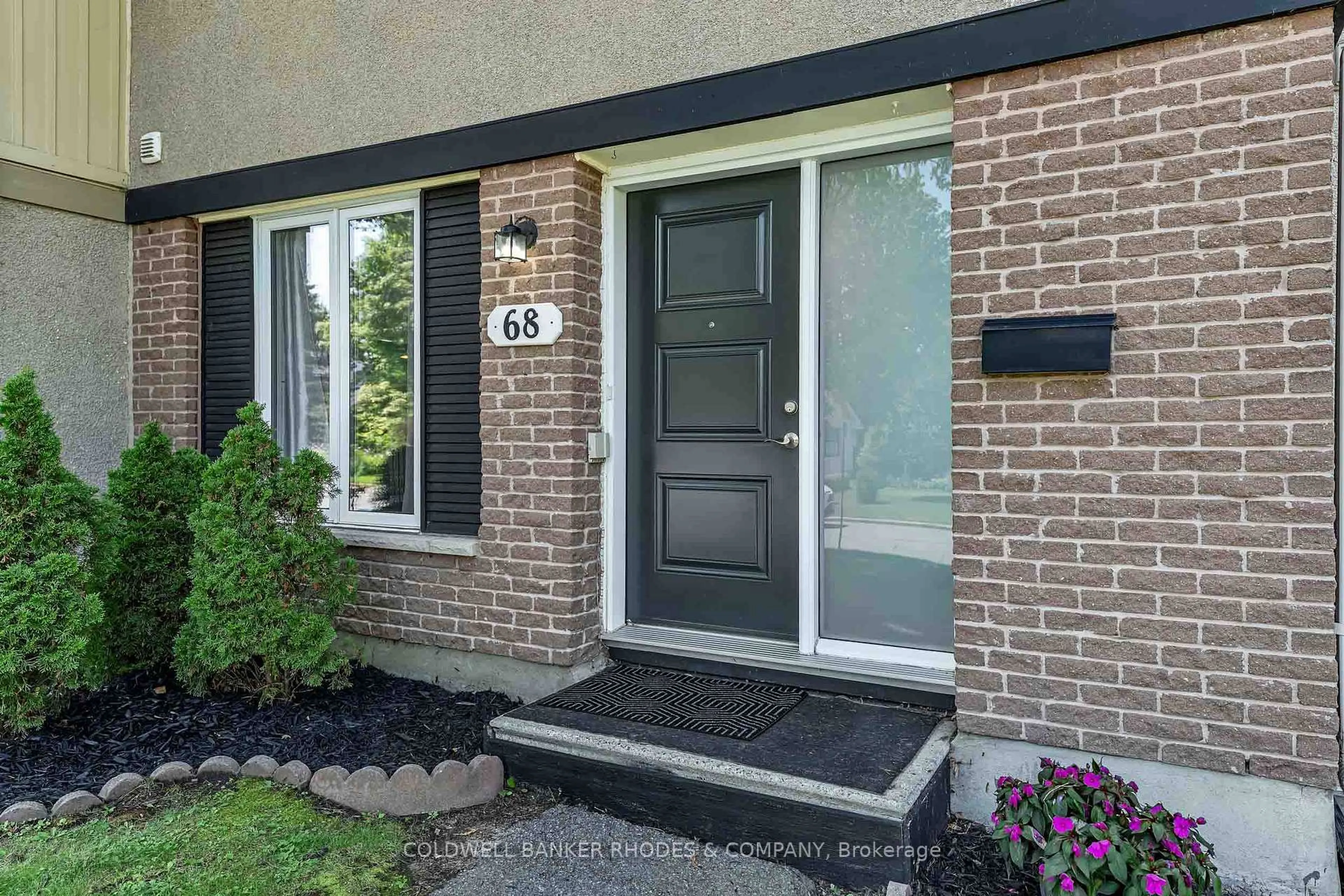 Indoor entryway for 68 Costello Ave, Ottawa Ontario K2H 7C5