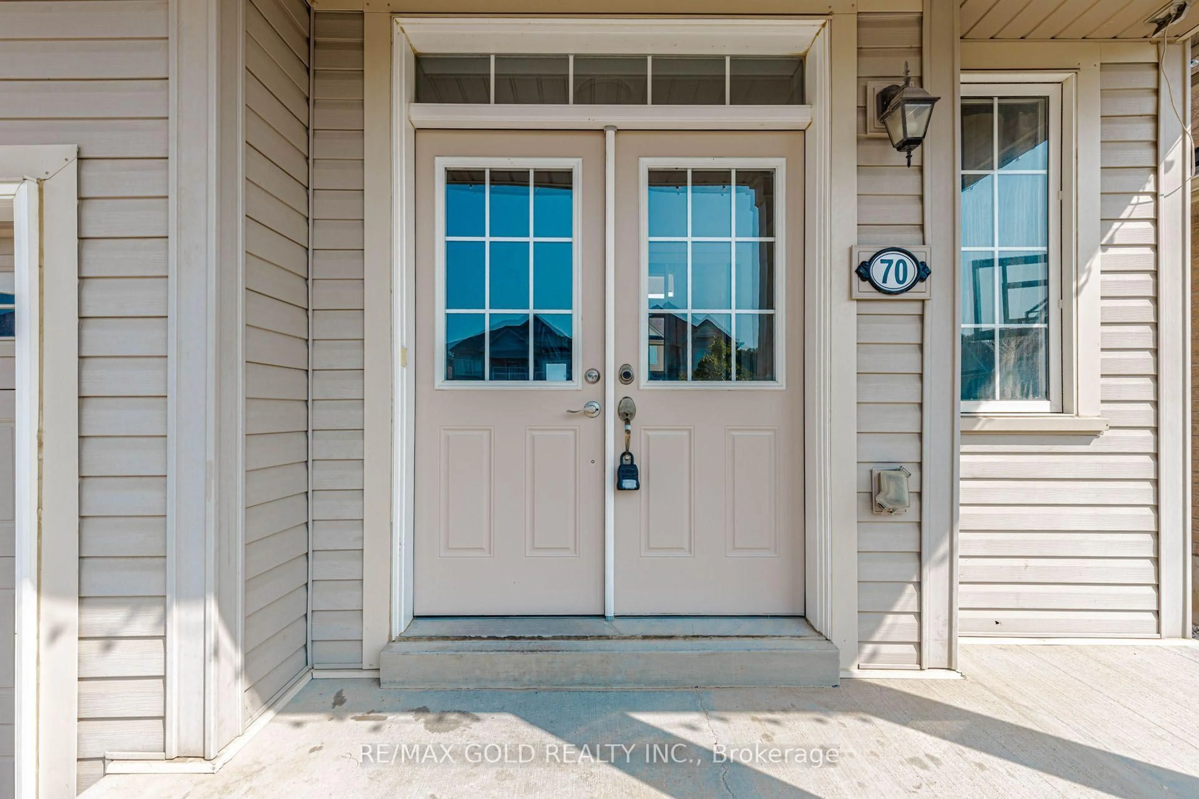 Indoor entryway for 70 Longboat Ru, Brantford Ontario N3T 0P6