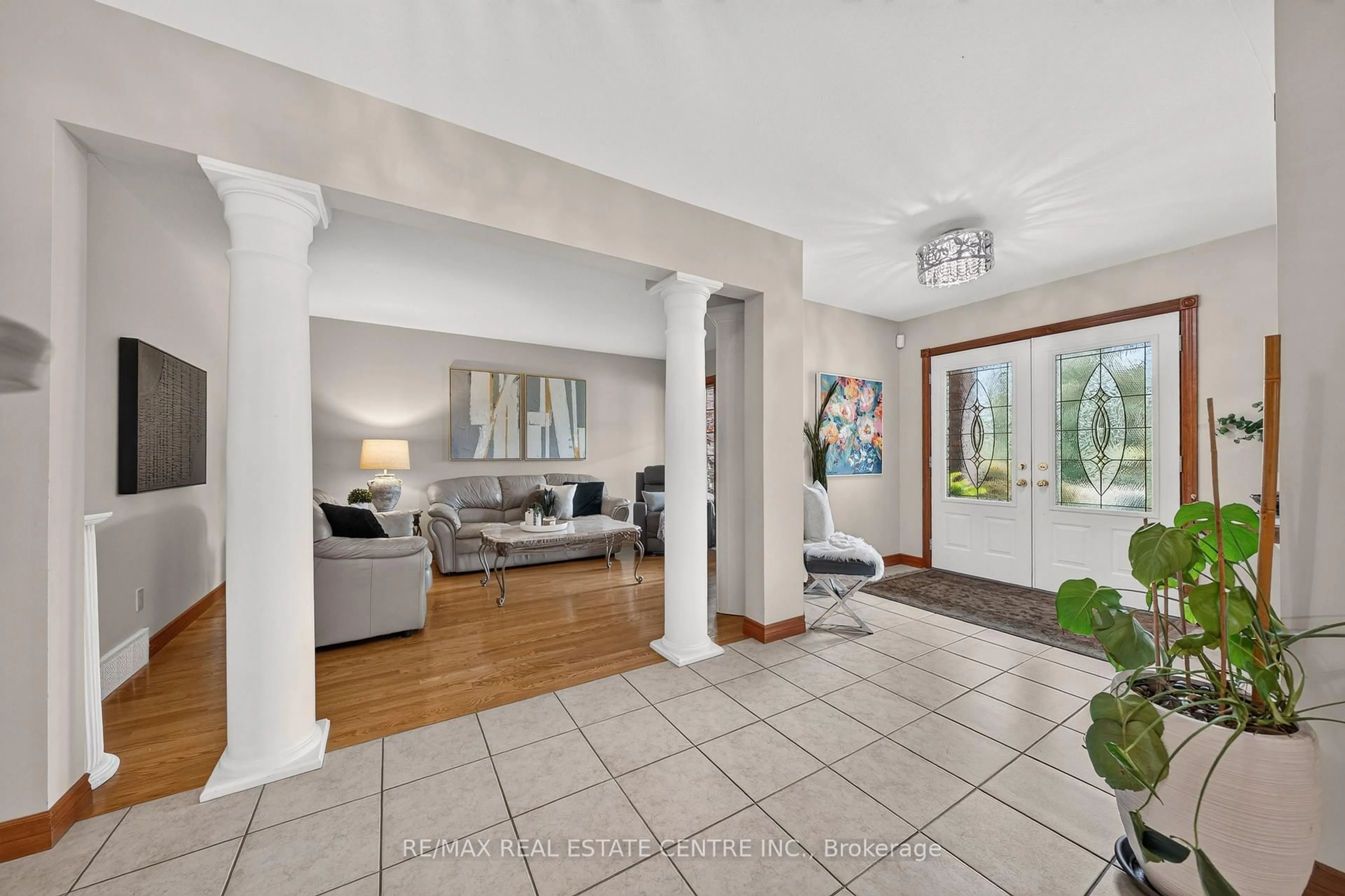 Indoor foyer for 52 Archwood Cres, Cambridge Ontario N1T 2A6