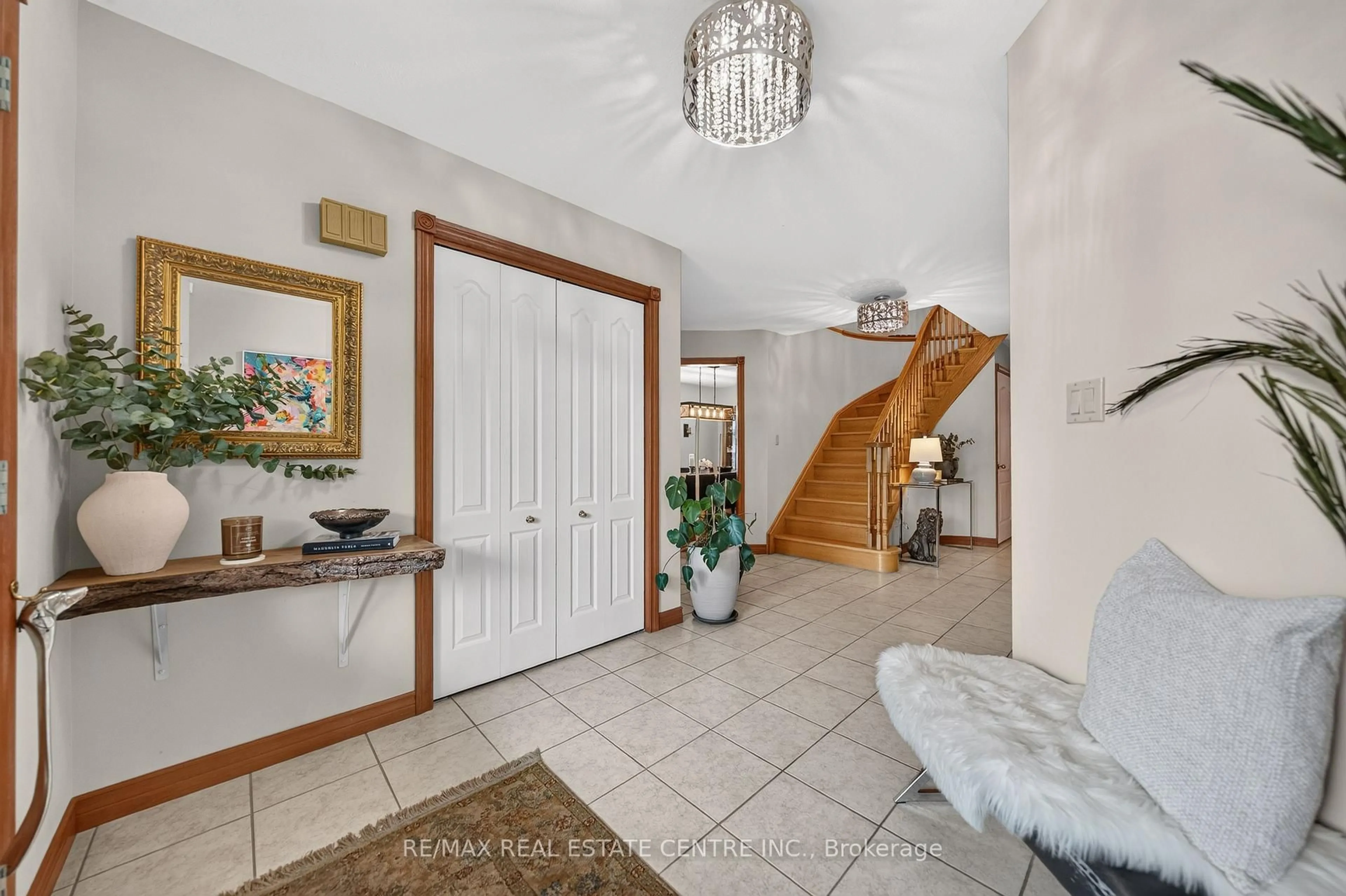 Indoor foyer for 52 Archwood Cres, Cambridge Ontario N1T 2A6