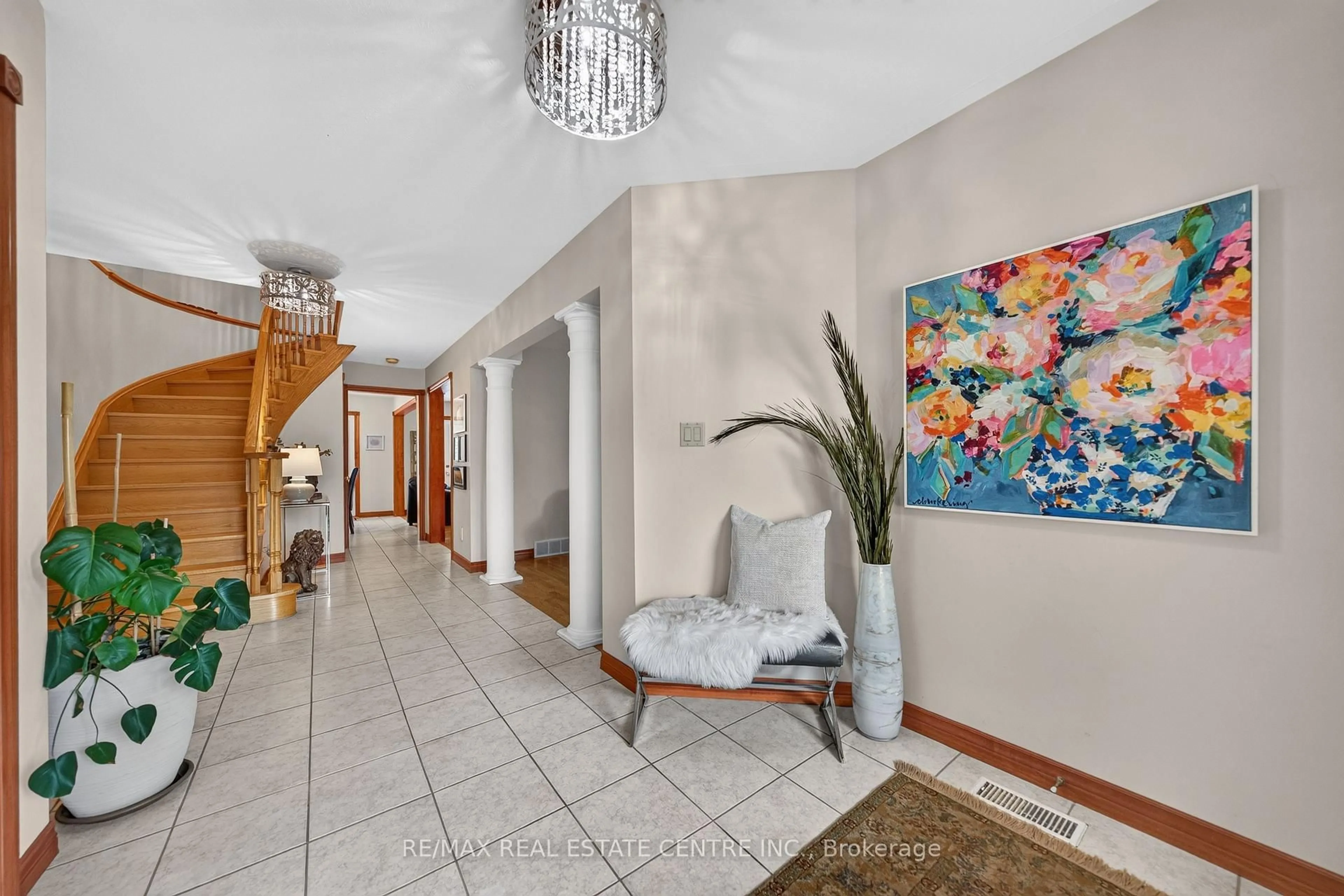 Indoor foyer for 52 Archwood Cres, Cambridge Ontario N1T 2A6