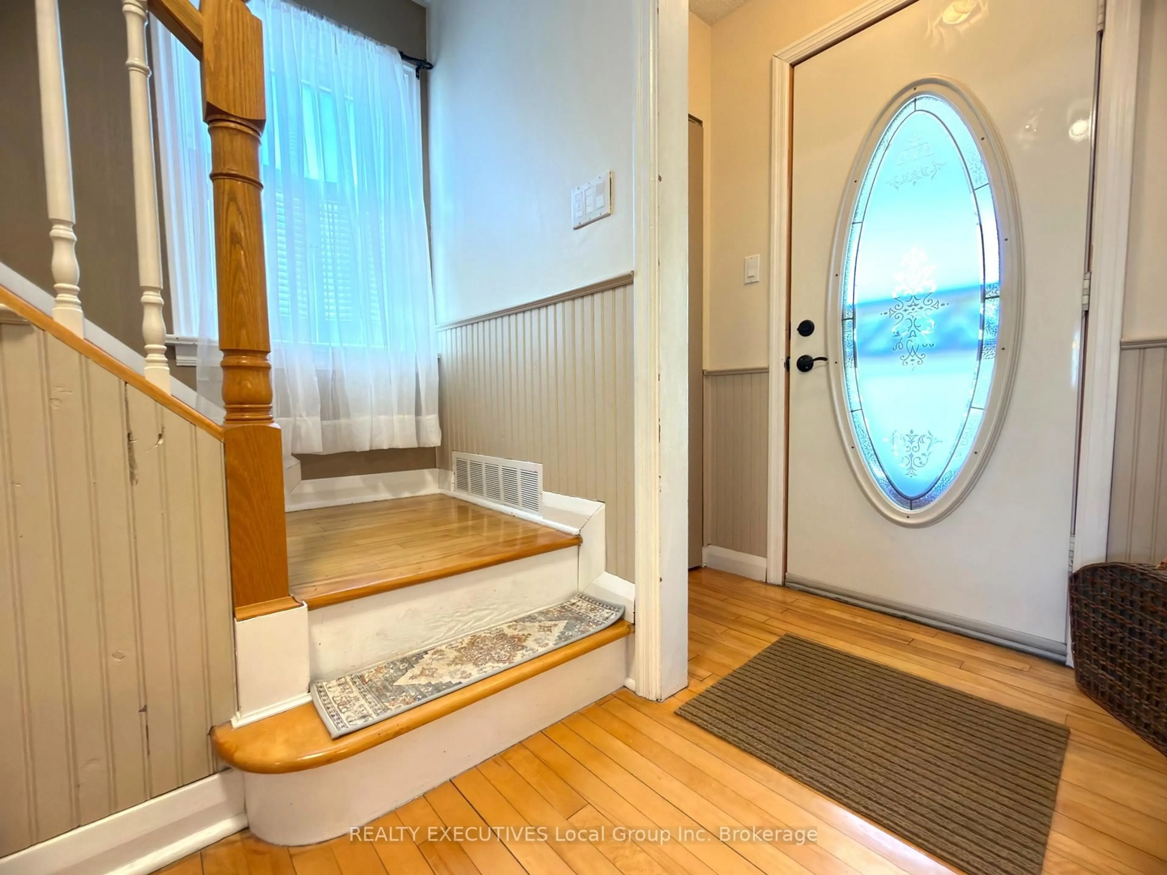 Indoor entryway for 120 Victoria St, North Bay Ontario P1B 1P4