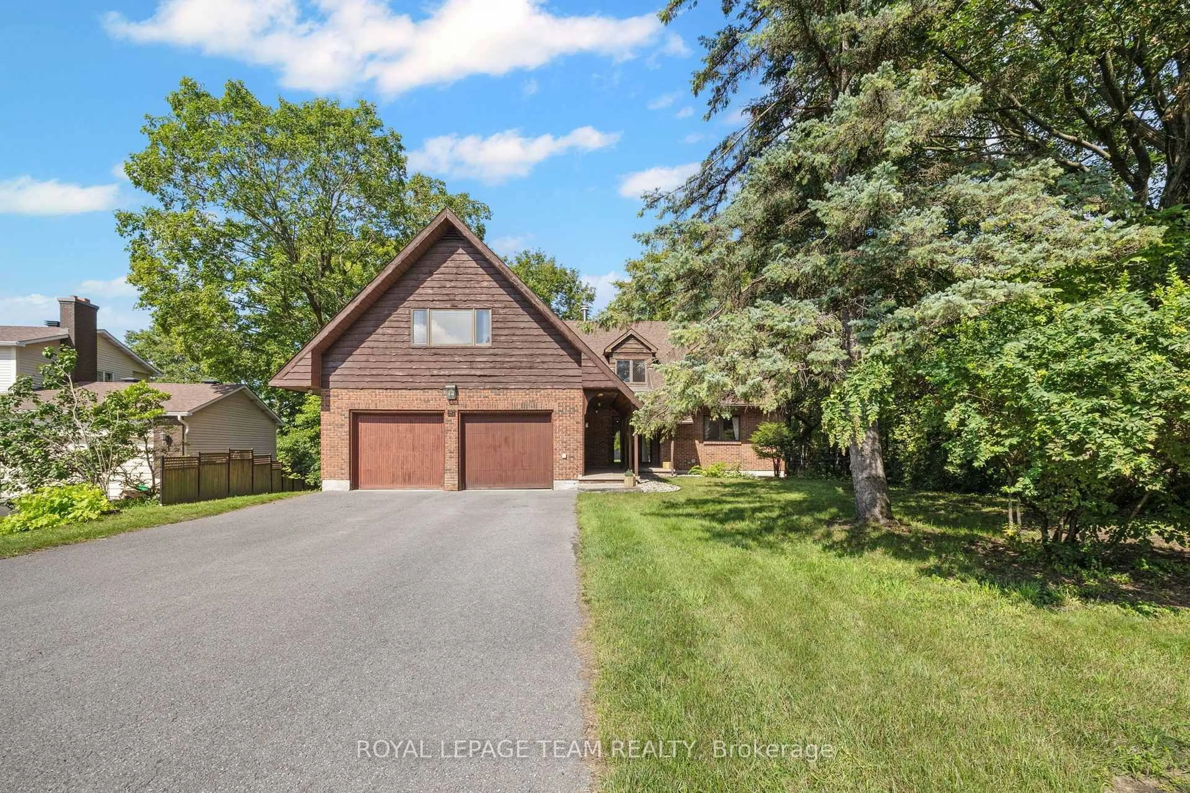 A pic from outside/outdoor area/front of a property/back of a property/a pic from drone, water/lake/river/ocean view for 14 Taunton Pl, Ottawa Ontario K1J 7J6