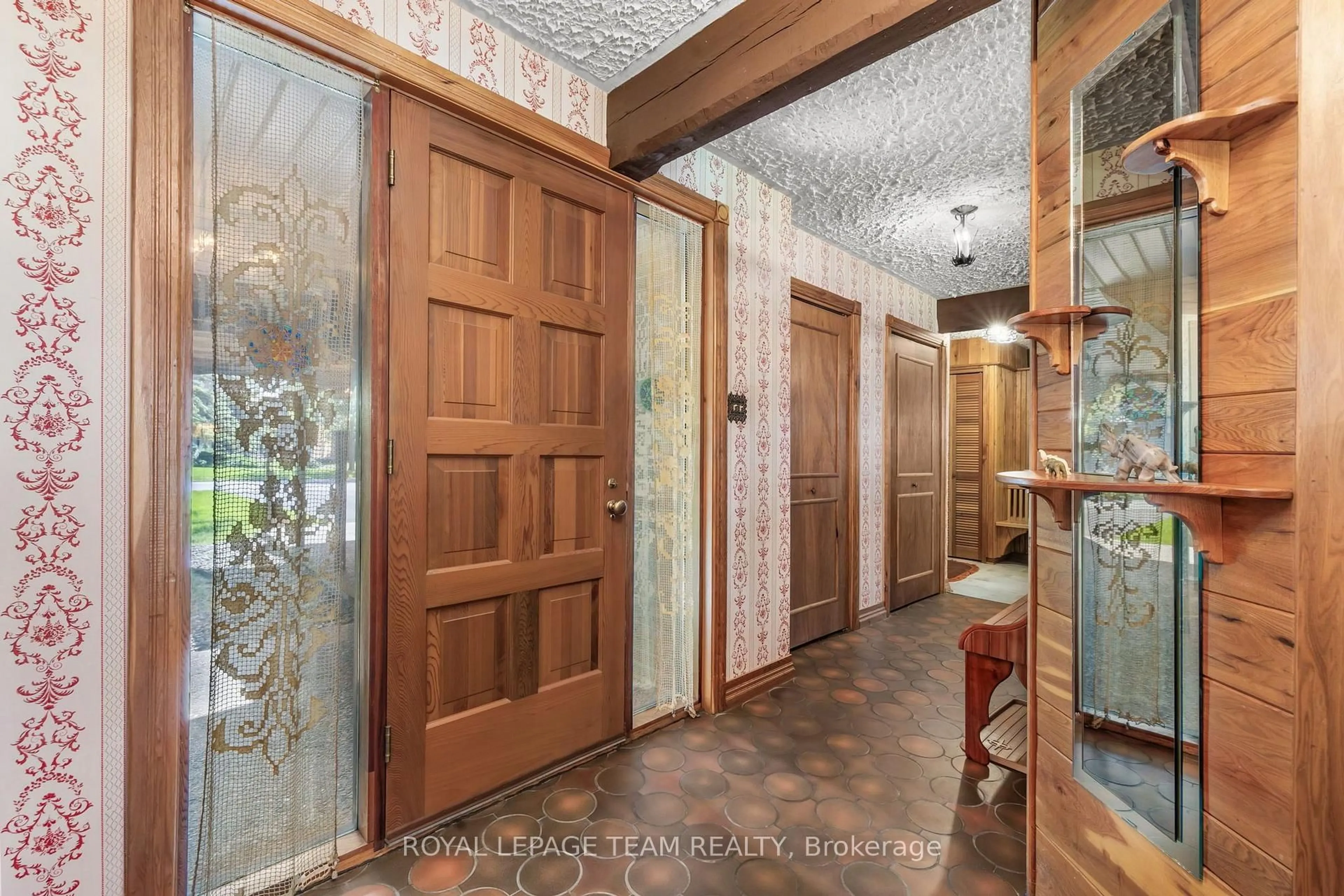 Indoor foyer for 14 Taunton Pl, Ottawa Ontario K1J 7J6