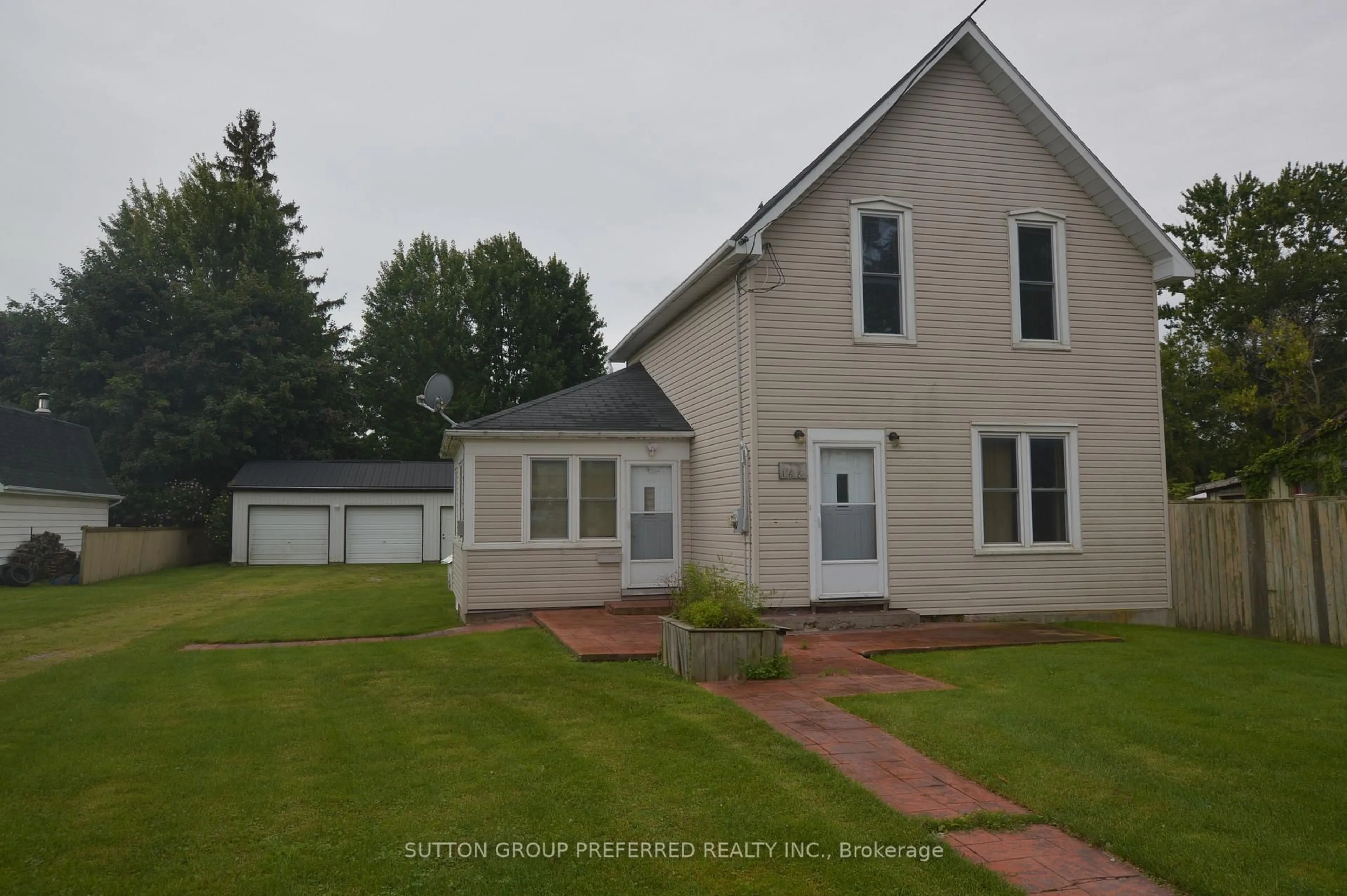 Home with vinyl exterior material, street for 168 Centre St, Dutton/Dunwich Ontario N0L 1J0