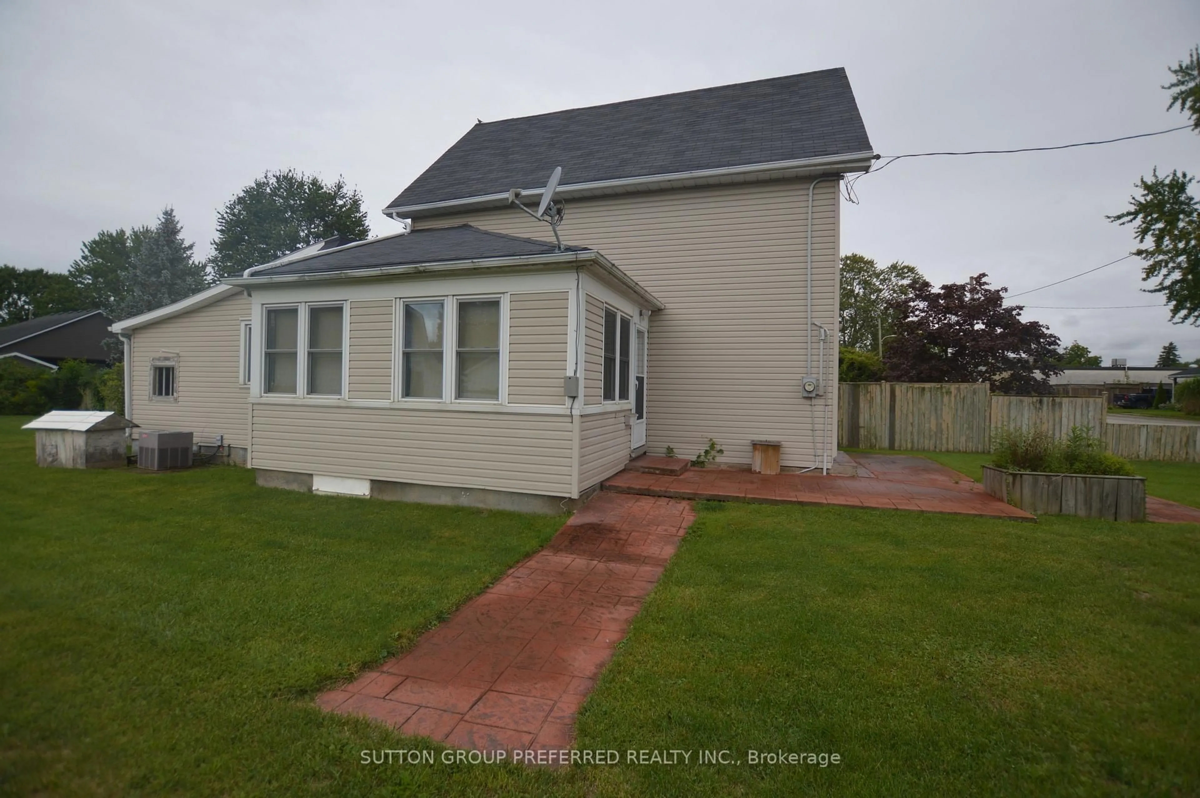 Home with vinyl exterior material, street for 168 Centre St, Dutton/Dunwich Ontario N0L 1J0