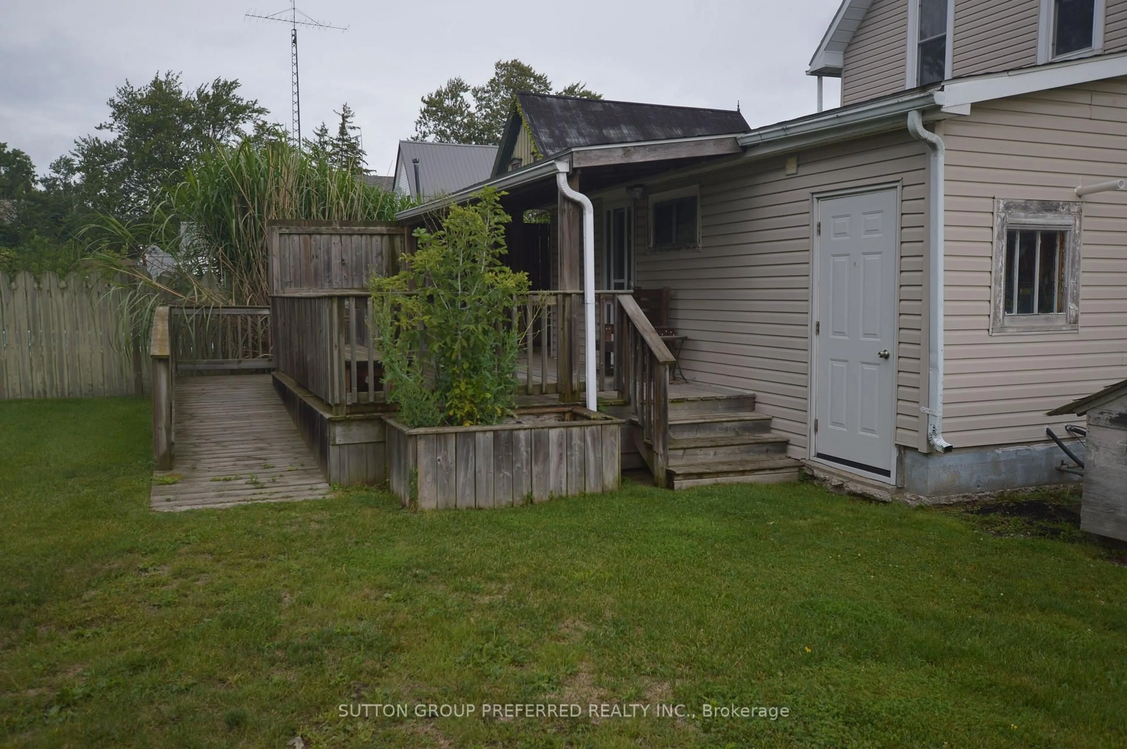 A pic from outside/outdoor area/front of a property/back of a property/a pic from drone, street for 168 Centre St, Dutton/Dunwich Ontario N0L 1J0