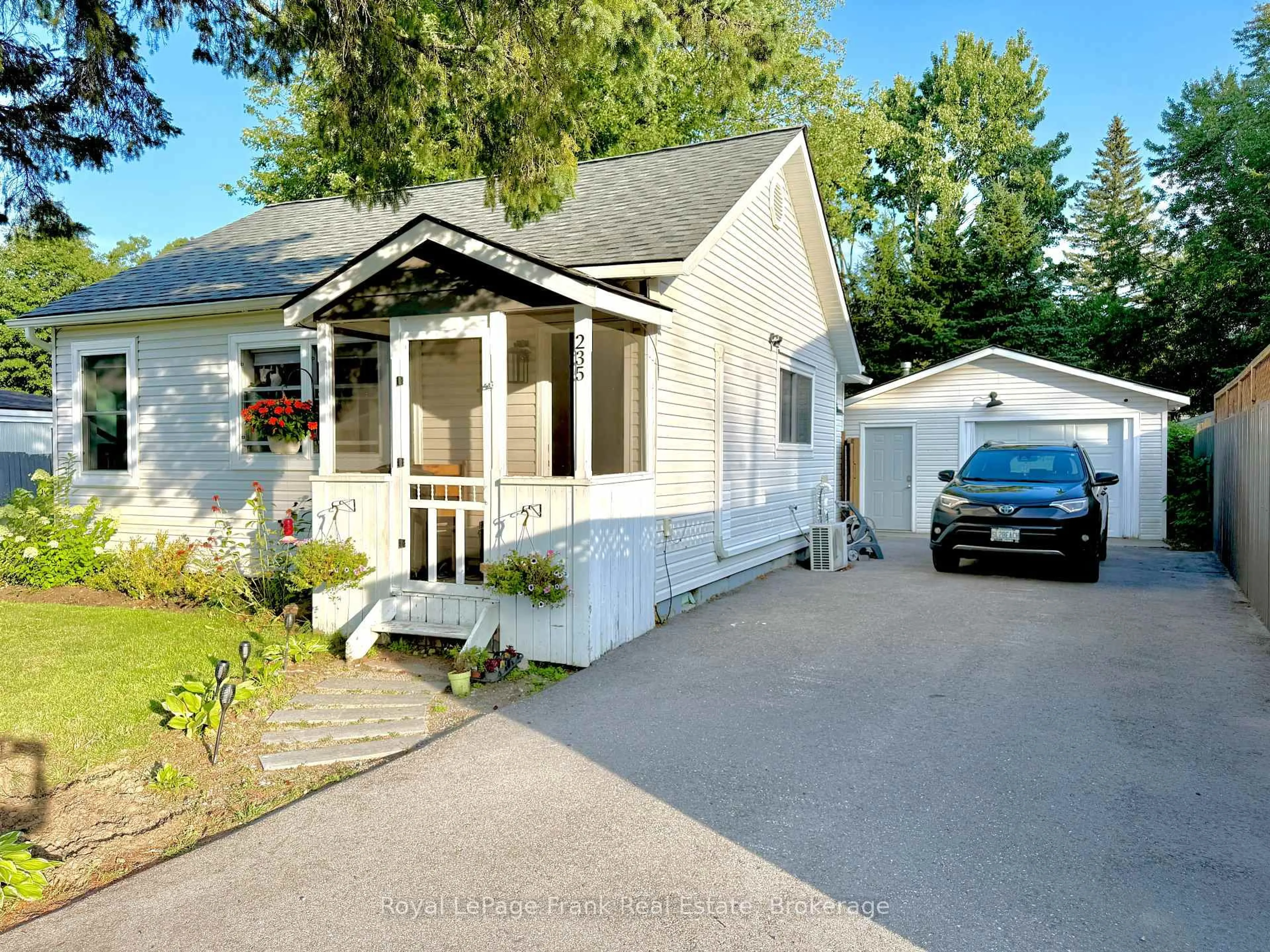 Home with vinyl exterior material, street for 235 Kingswood Dr, Gravenhurst Ontario P1P 1L6