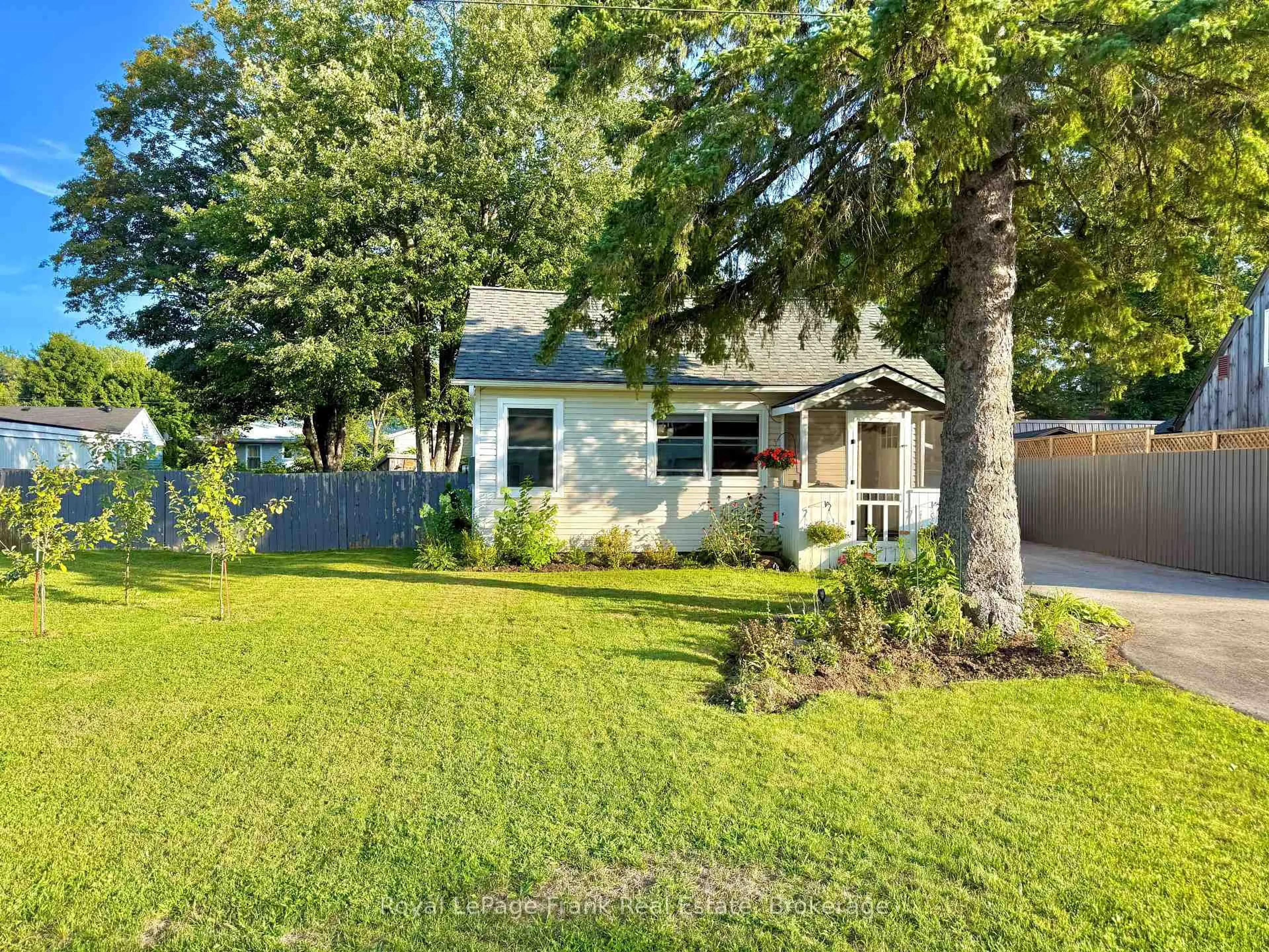 A pic from outside/outdoor area/front of a property/back of a property/a pic from drone, street for 235 Kingswood Dr, Gravenhurst Ontario P1P 1L6