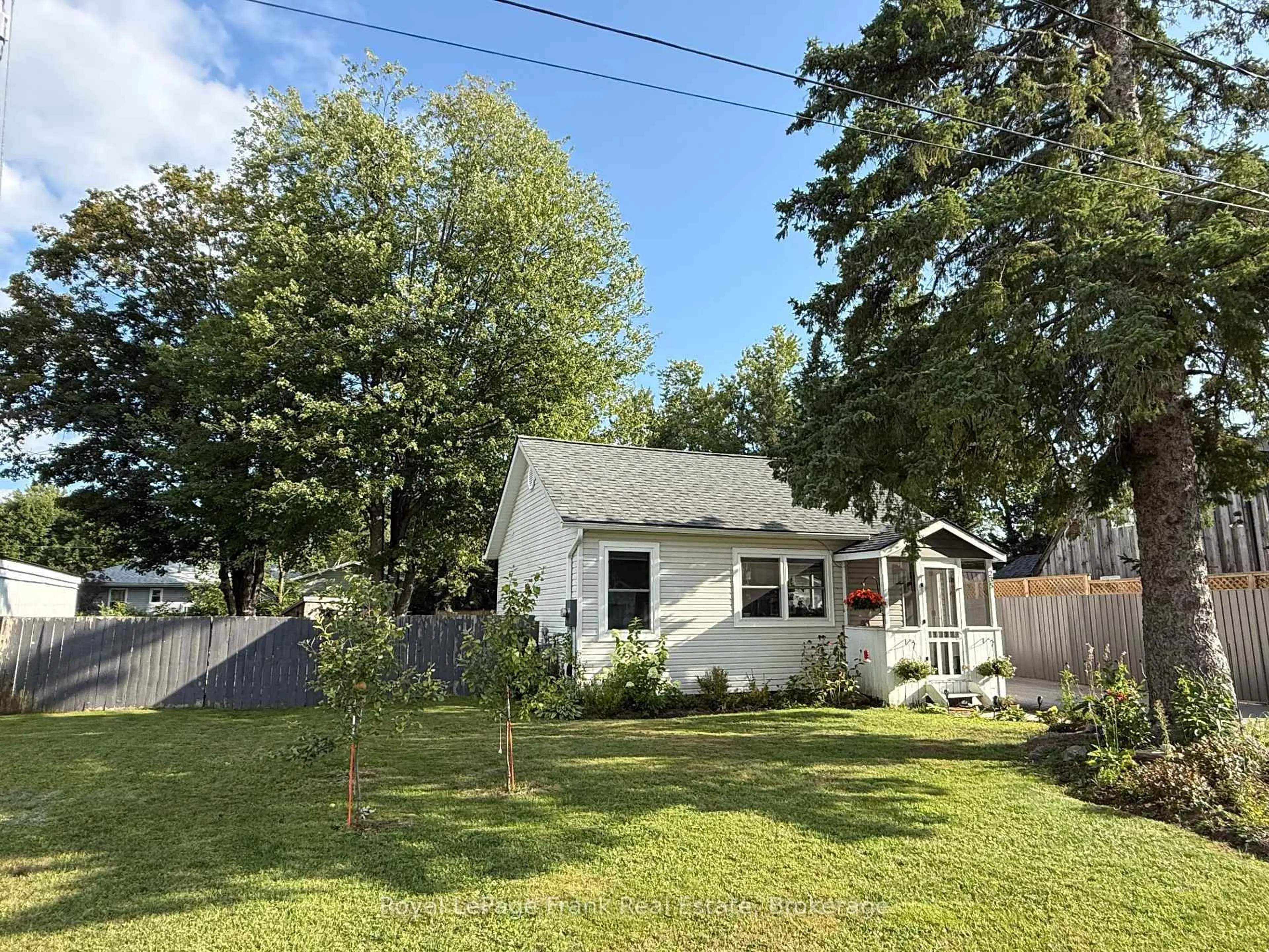 A pic from outside/outdoor area/front of a property/back of a property/a pic from drone, street for 235 Kingswood Dr, Gravenhurst Ontario P1P 1L6