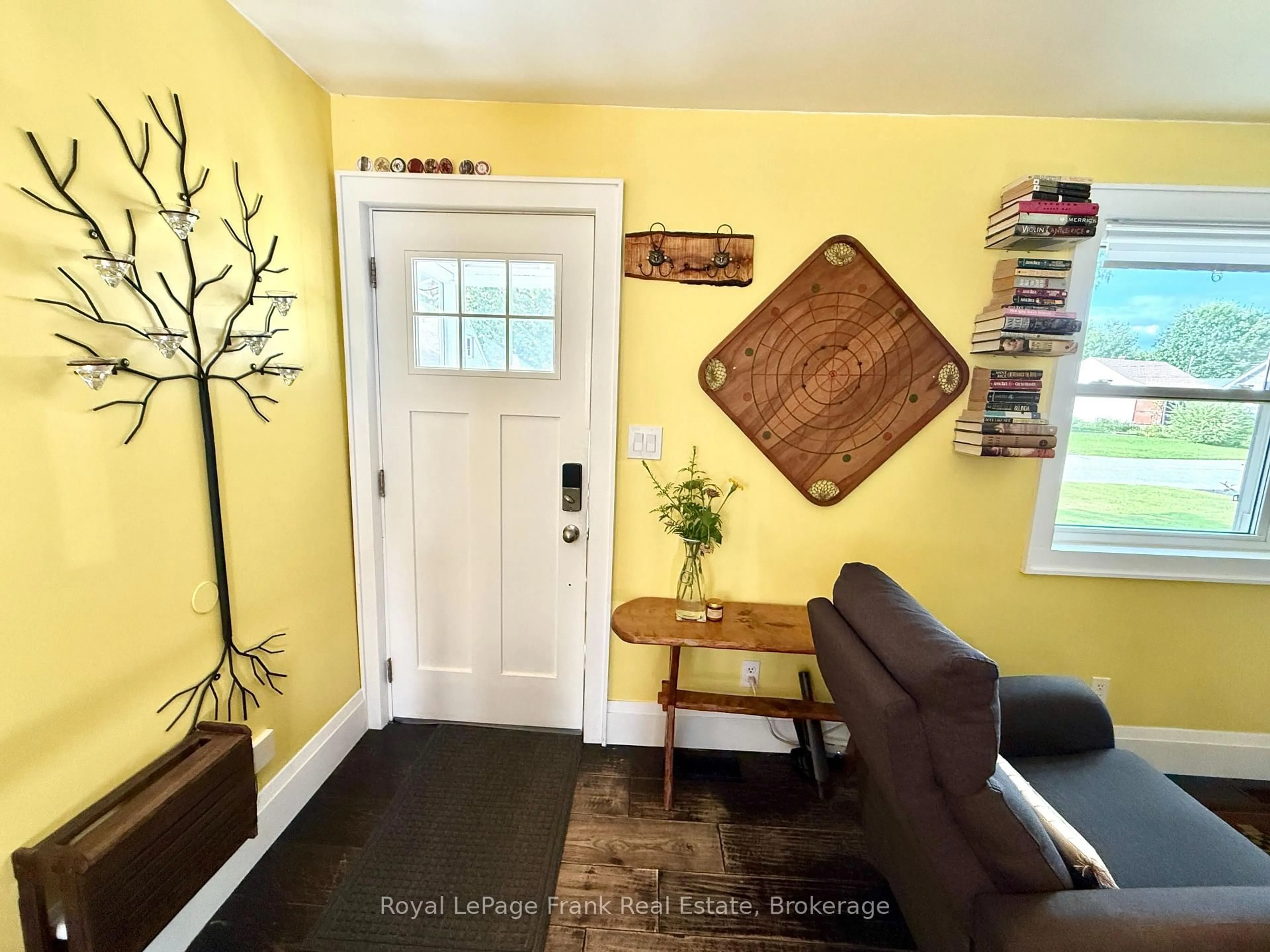 Indoor entryway for 235 Kingswood Dr, Gravenhurst Ontario P1P 1L6