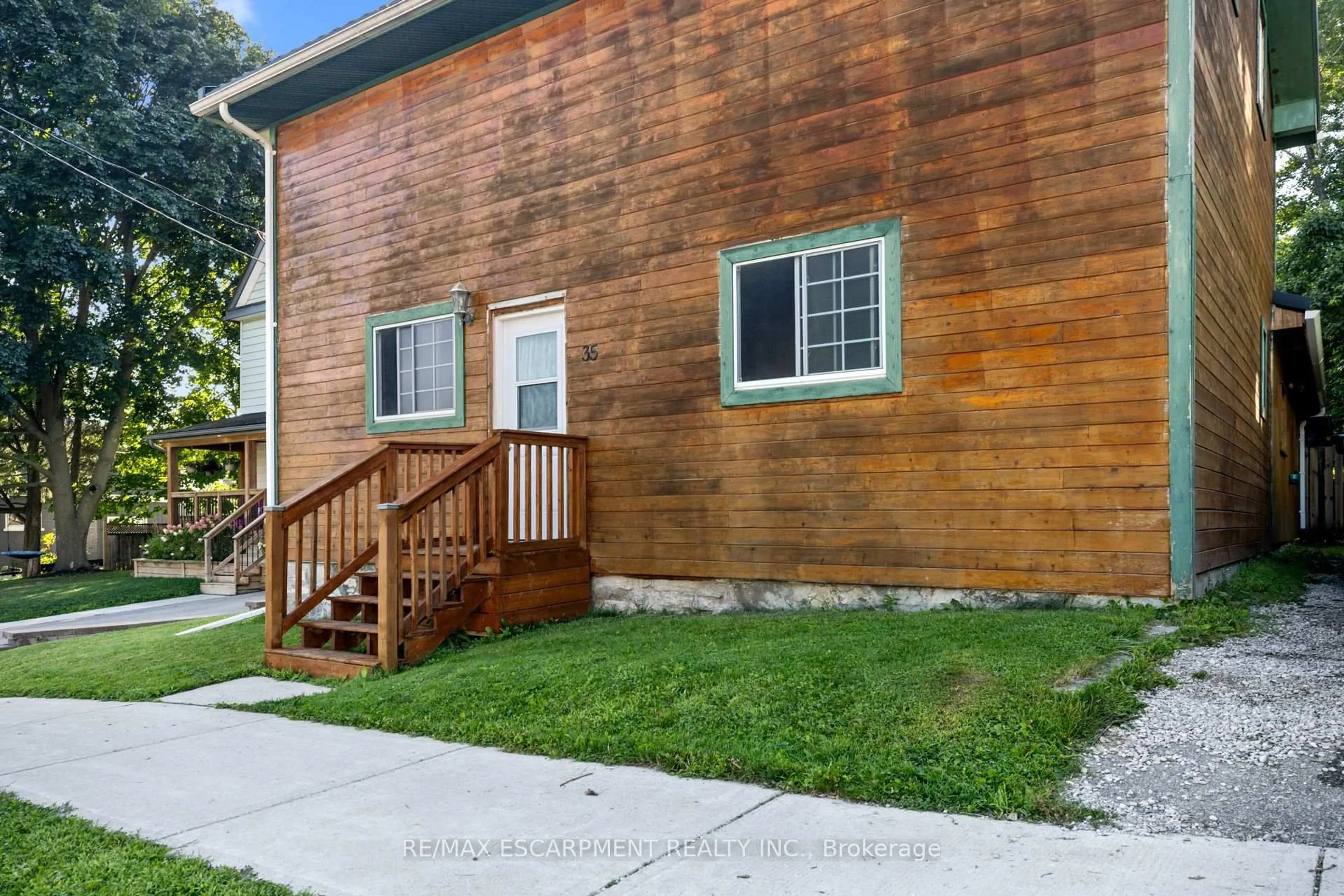 Unknown for 35 Ann St, Ingersoll Ontario N5C 2E9
