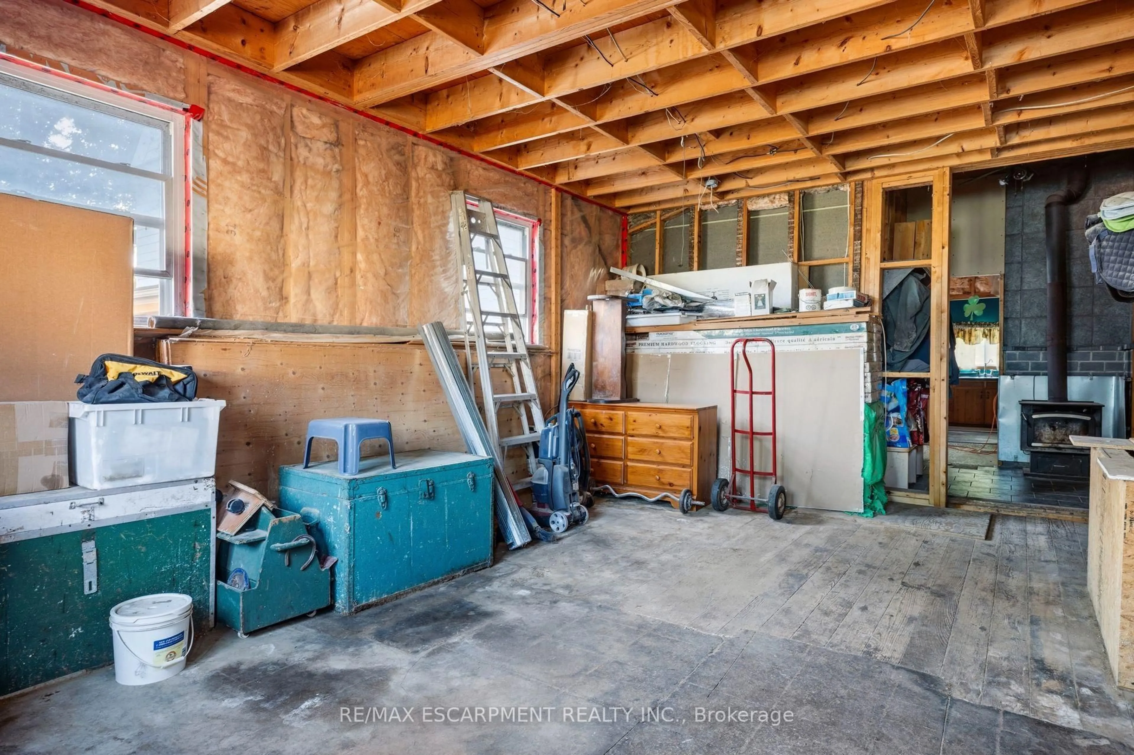 Indoor garage for 35 Ann St, Ingersoll Ontario N5C 2E9