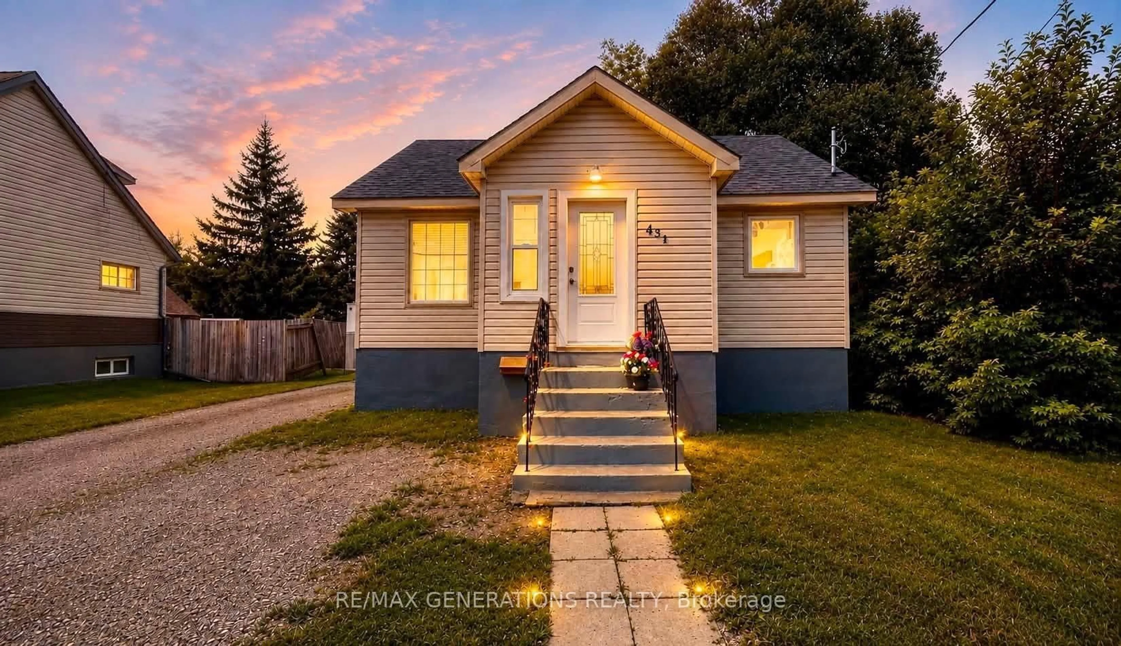 Home with vinyl exterior material, street for 454 ALGOMA St, Thunder Bay Ontario P7A 5B9