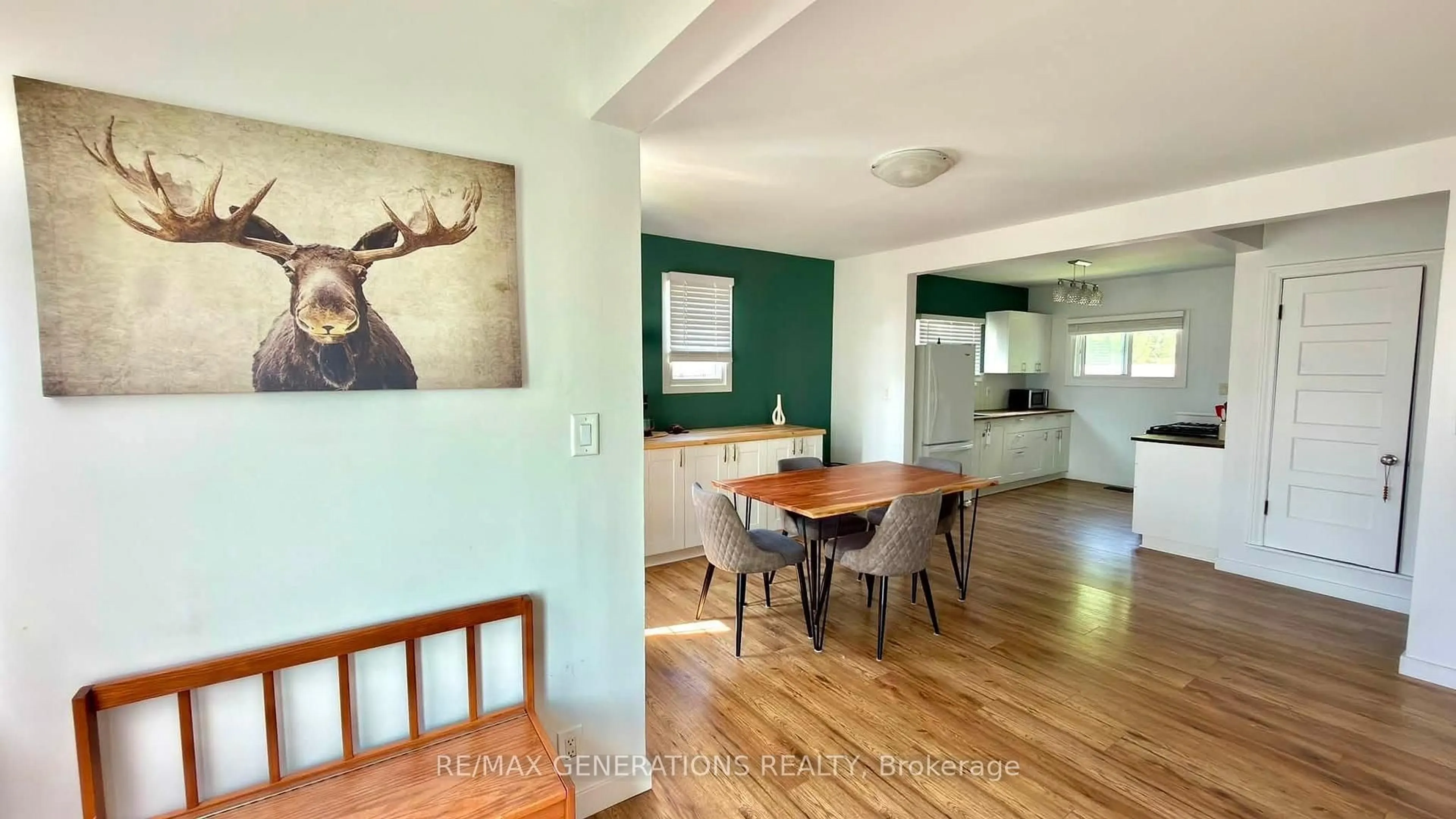 Dining room, wood/laminate floor for 454 ALGOMA St, Thunder Bay Ontario P7A 5B9