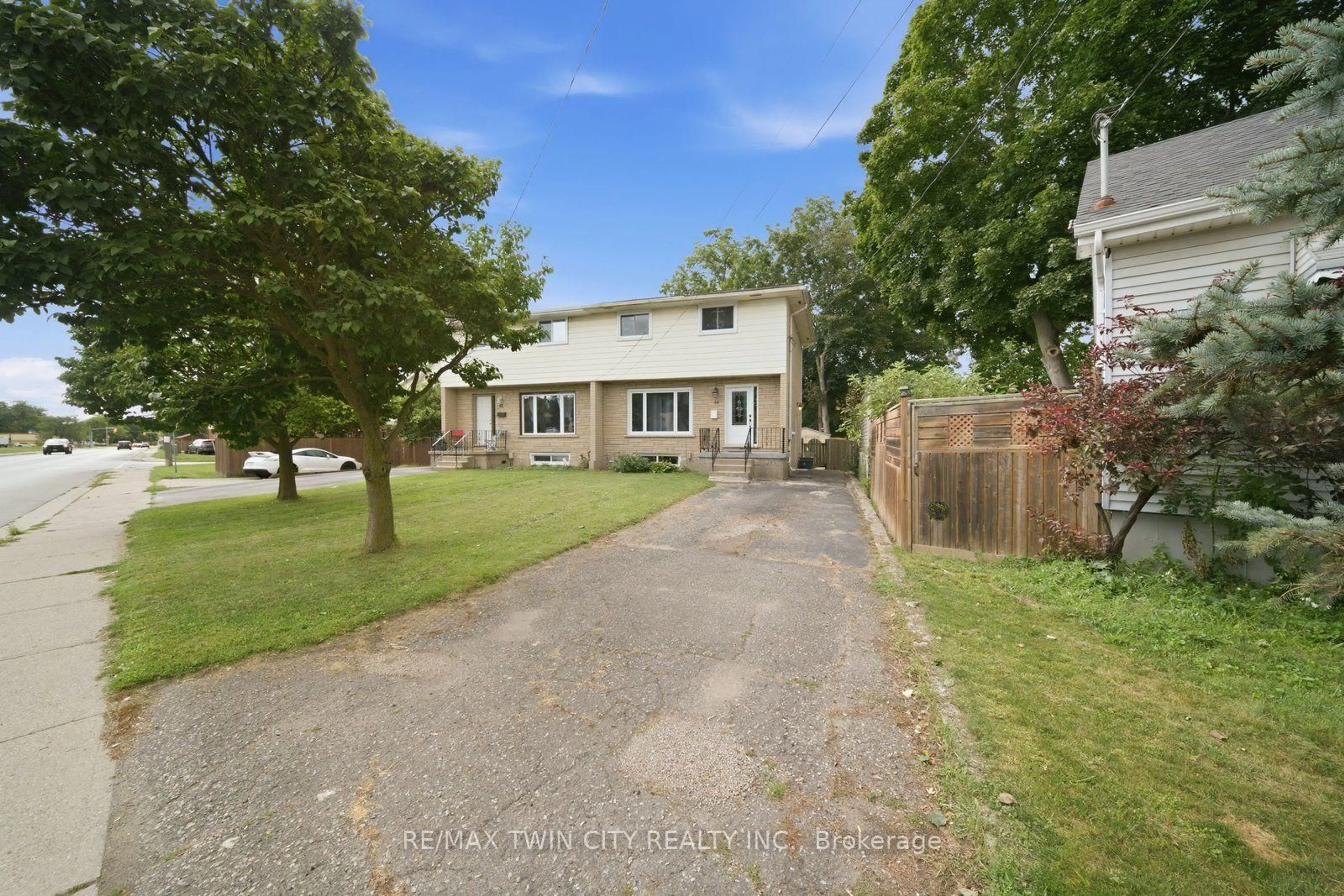 A pic from outside/outdoor area/front of a property/back of a property/a pic from drone, street for 44 Stanley St, Brantford Ontario N3S 7K8