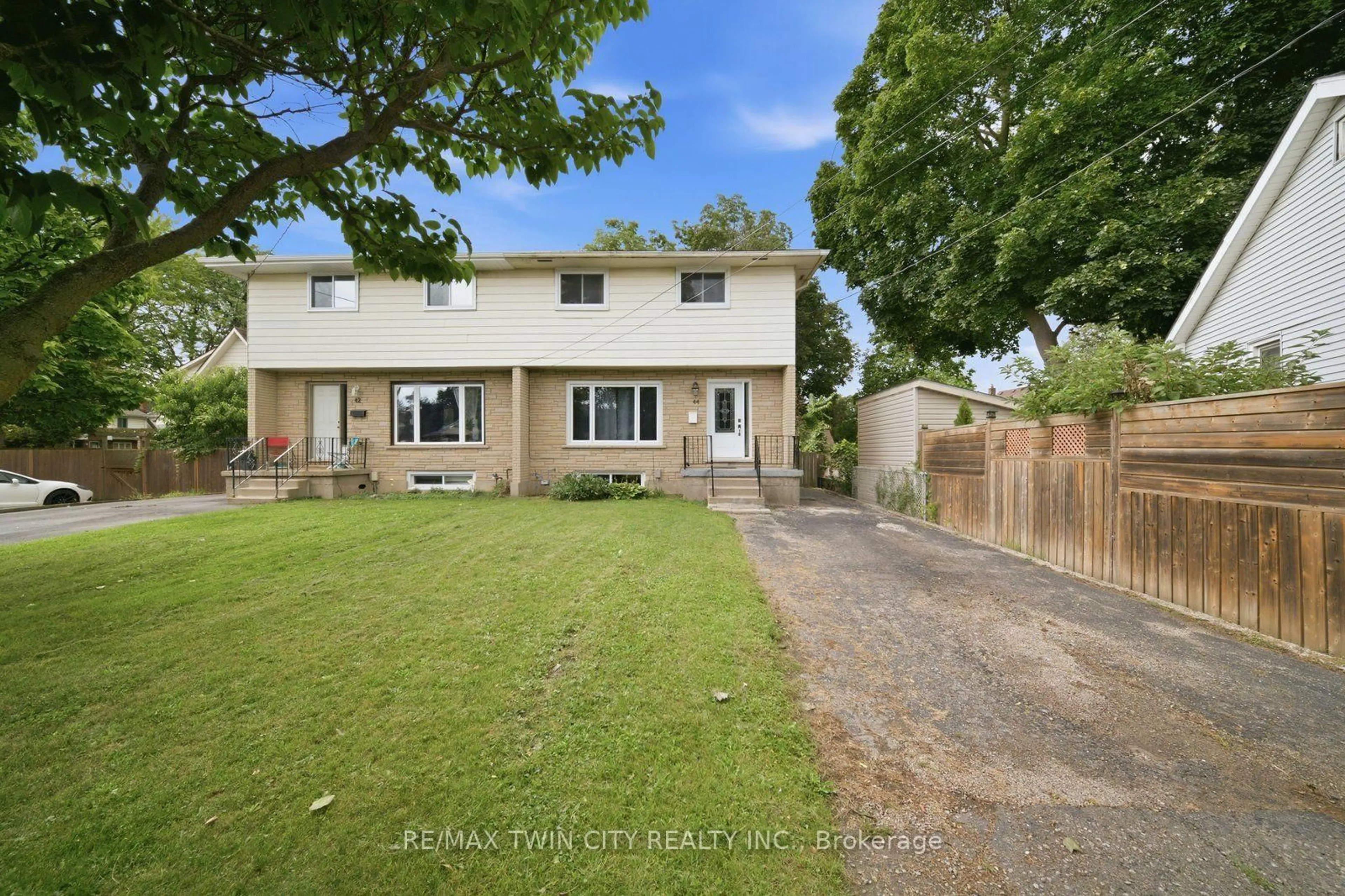 A pic from outside/outdoor area/front of a property/back of a property/a pic from drone, street for 44 Stanley St, Brantford Ontario N3S 7K8