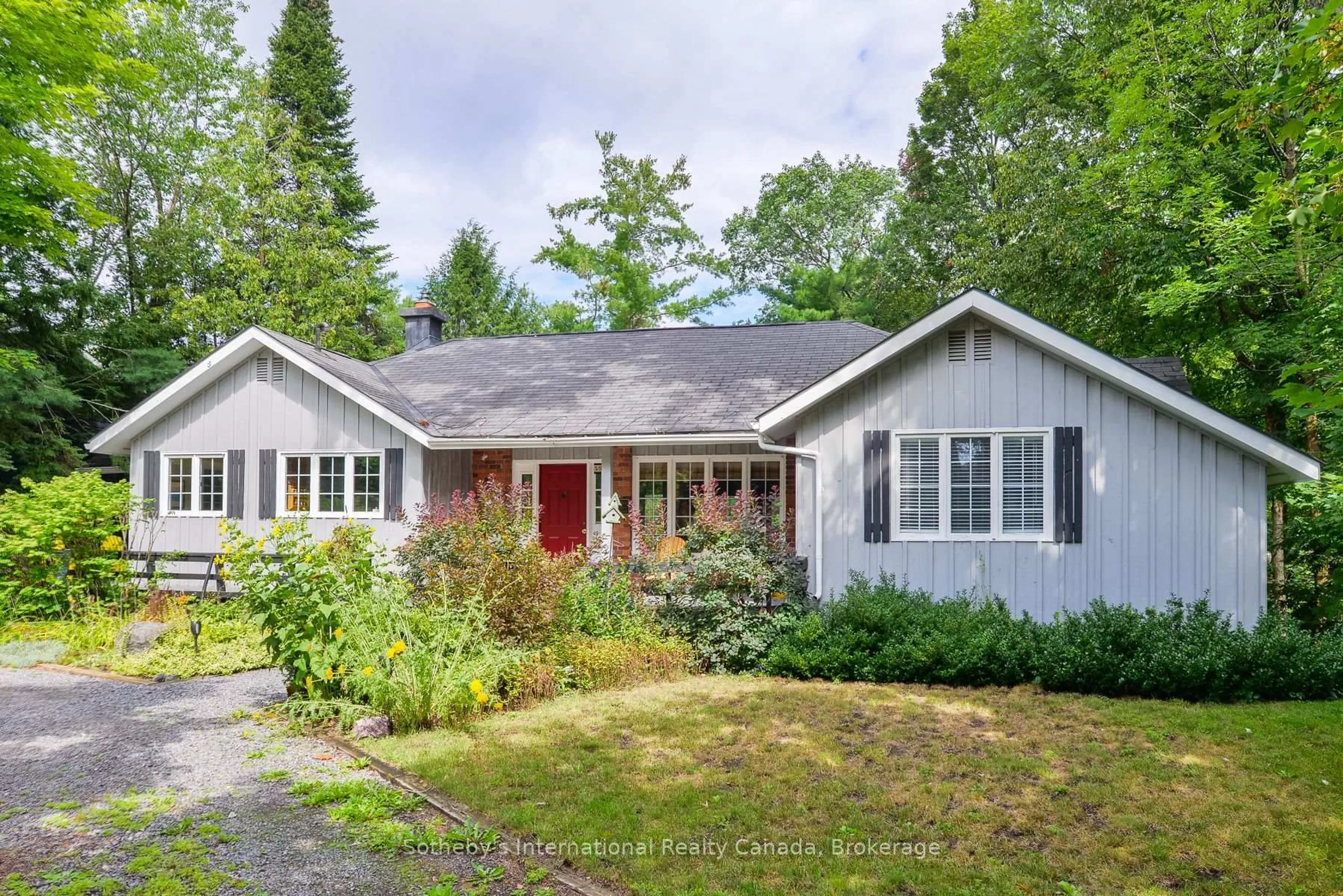 Home with vinyl exterior material, street for 590 Hotchkiss St, Gravenhurst Ontario P1P 1H8