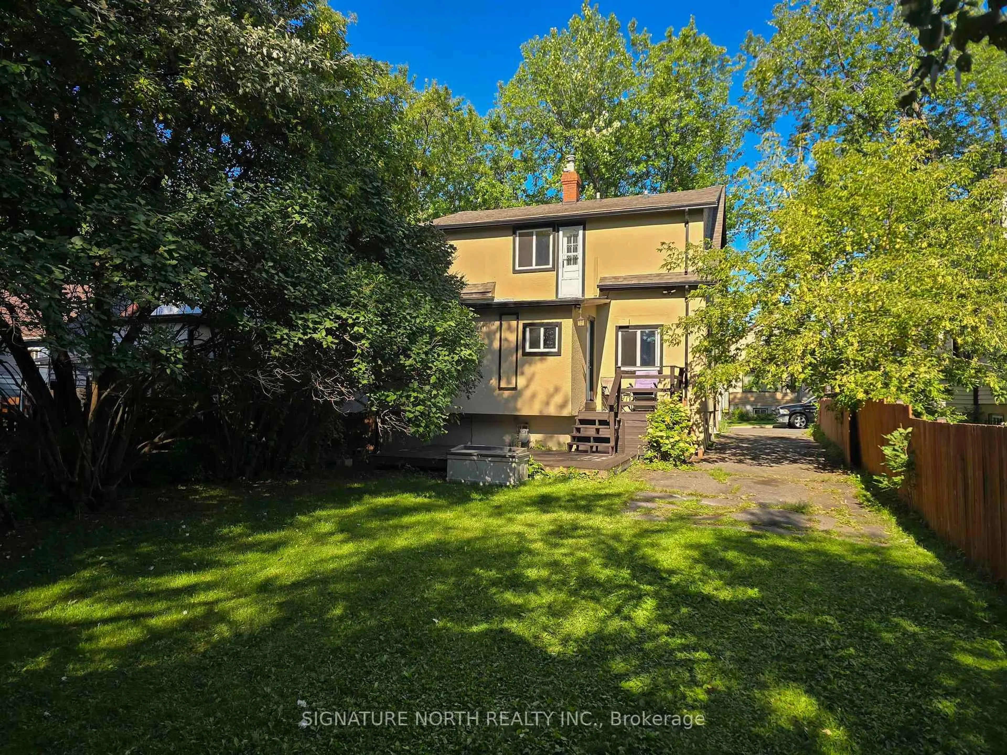 A pic from outside/outdoor area/front of a property/back of a property/a pic from drone, unknown for 105 Machar Ave, Thunder Bay Ontario P7B 2Y5