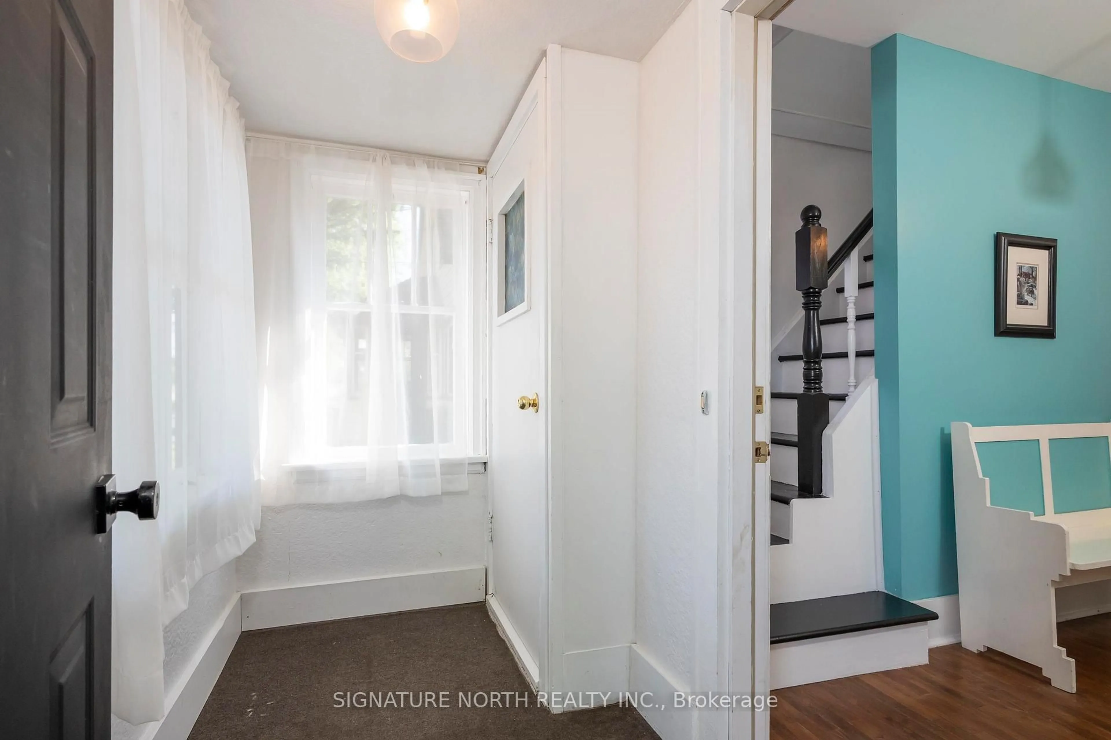 Indoor entryway for 105 Machar Ave, Thunder Bay Ontario P7B 2Y5