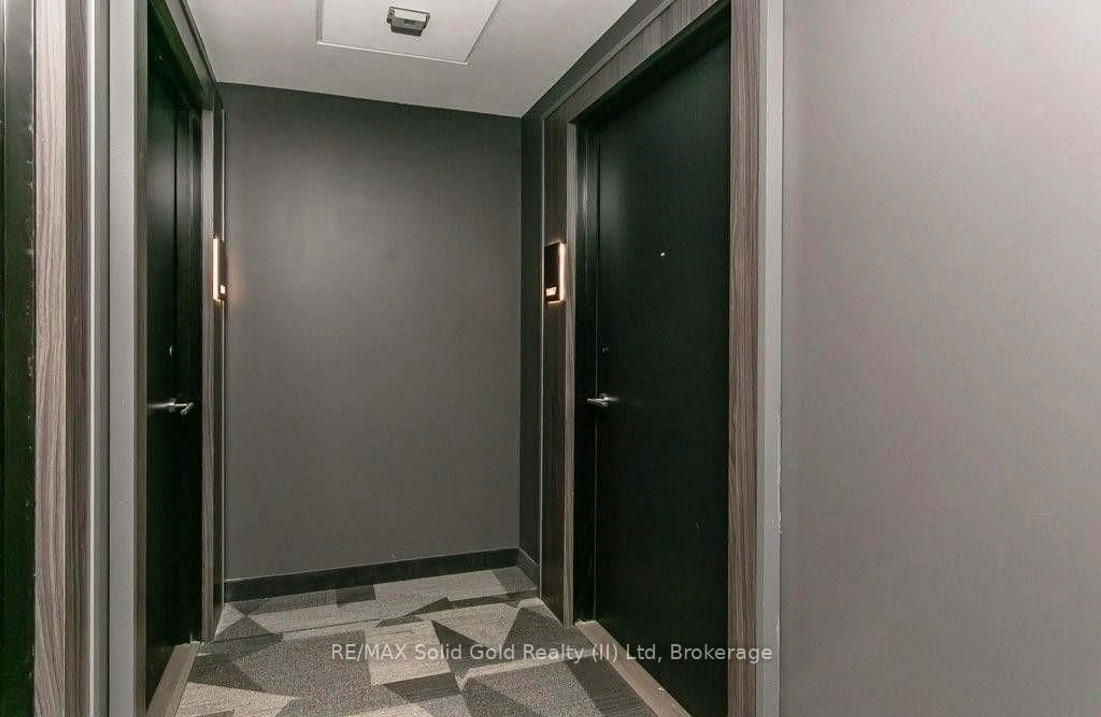 Indoor foyer for 5 WELLINGTON St #1607, Kitchener Ontario N0G 0E3