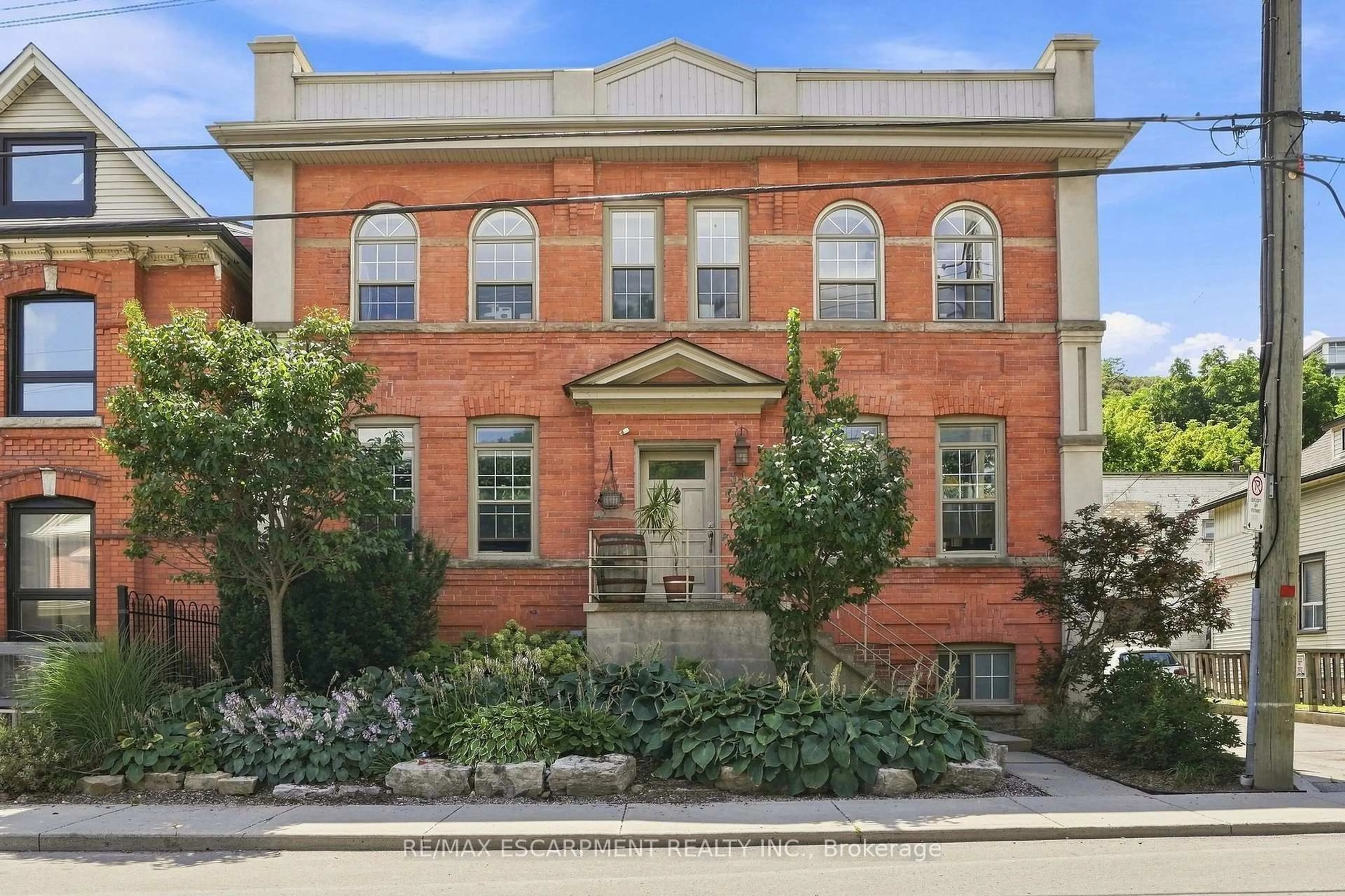 Home with brick exterior material, building for 54 Alanson St #202, Hamilton Ontario L8N 1W5